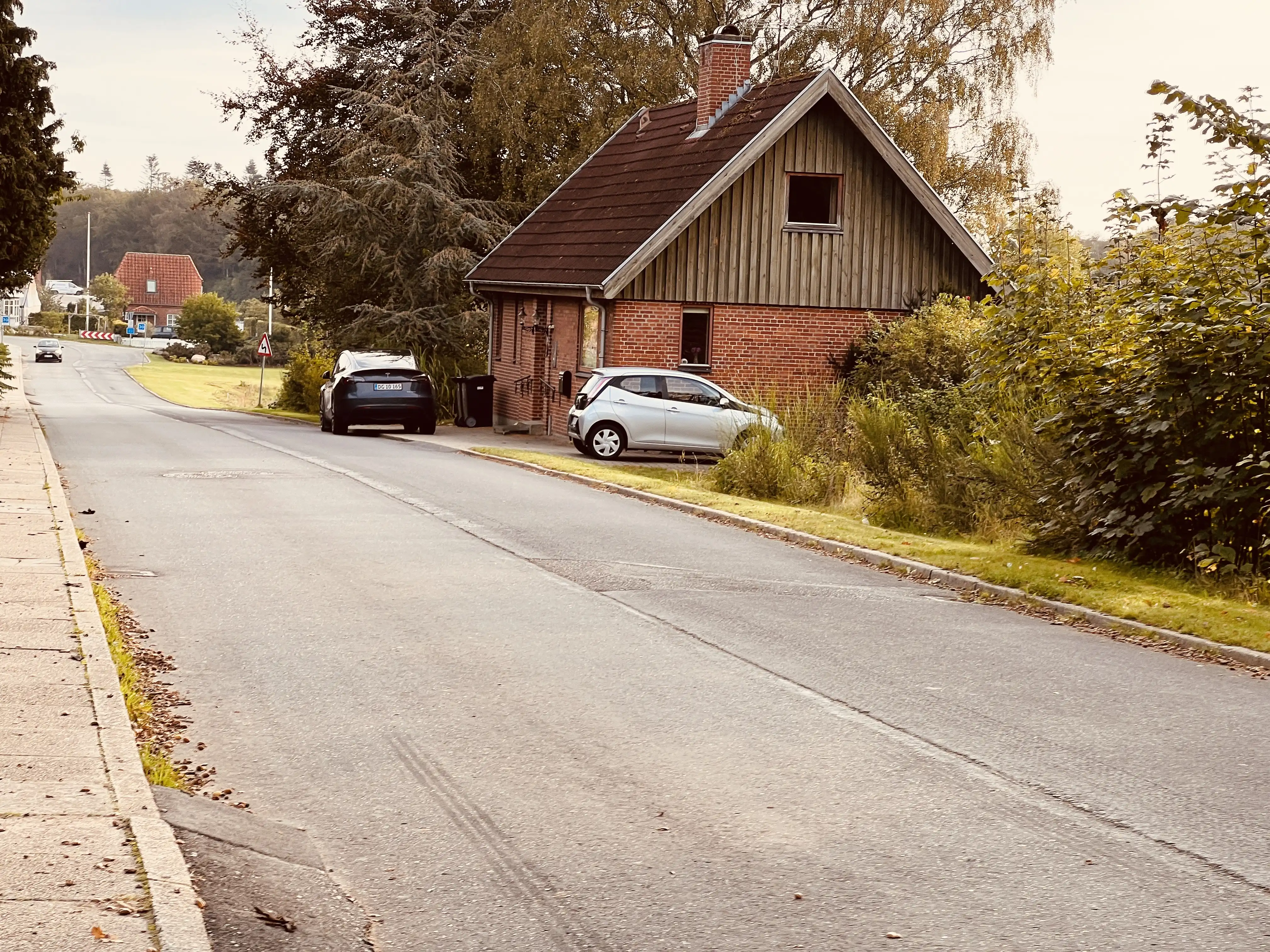 Billede af Tange Billetsalgssted med Sidespor efter flytningen ca. 100 meget mod vest i 1920, hvor funktionen nu kun var vogterhus. Billede af Tange Billetsalgssted med Sidespor efter flytningen ca. 100 meget mod vest i 1920, hvor funktionen nu kun var vogterhus.