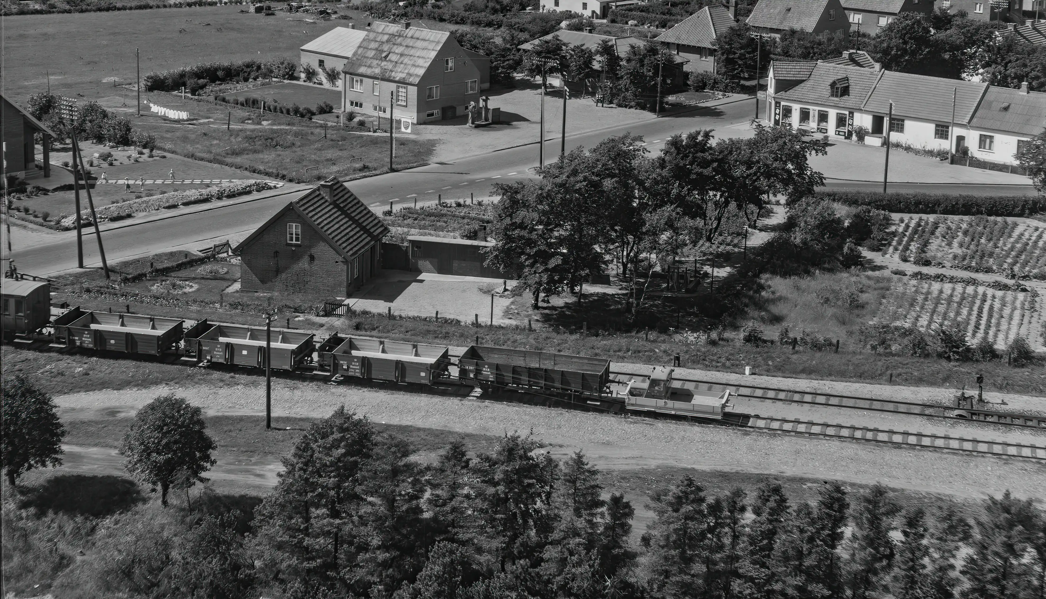 Billede af Sunds Holdeplads’ sporareal med materiel. Billede af Sunds Holdeplads’ sporareal med materiel.
