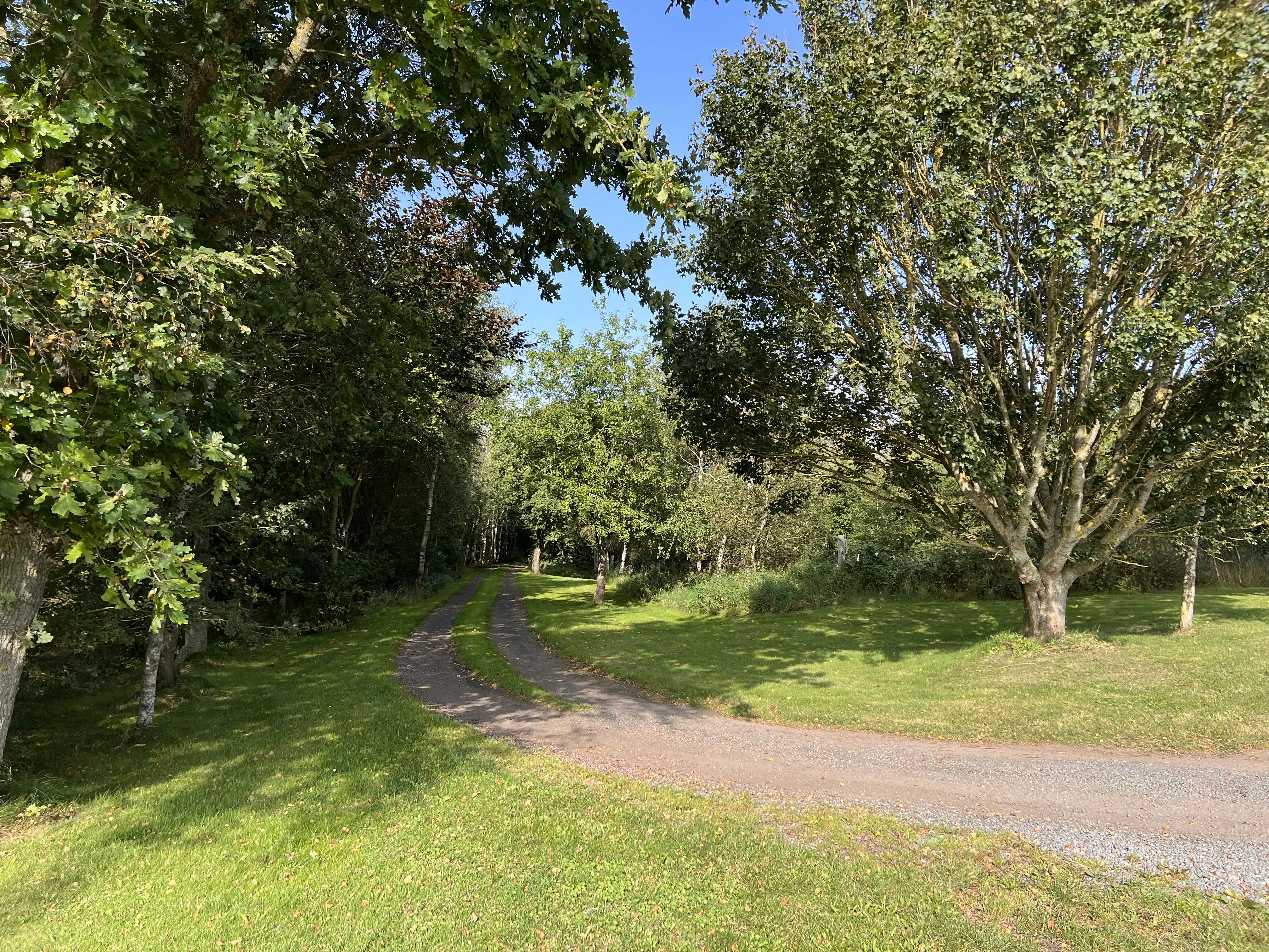 Billede af Brå Trinbræt - Trinbræt er nedrevet, men Brå Trinbræt har ligget her. Billede af Brå Trinbræt - Trinbræt er nedrevet, men Brå Trinbræt har ligget her.