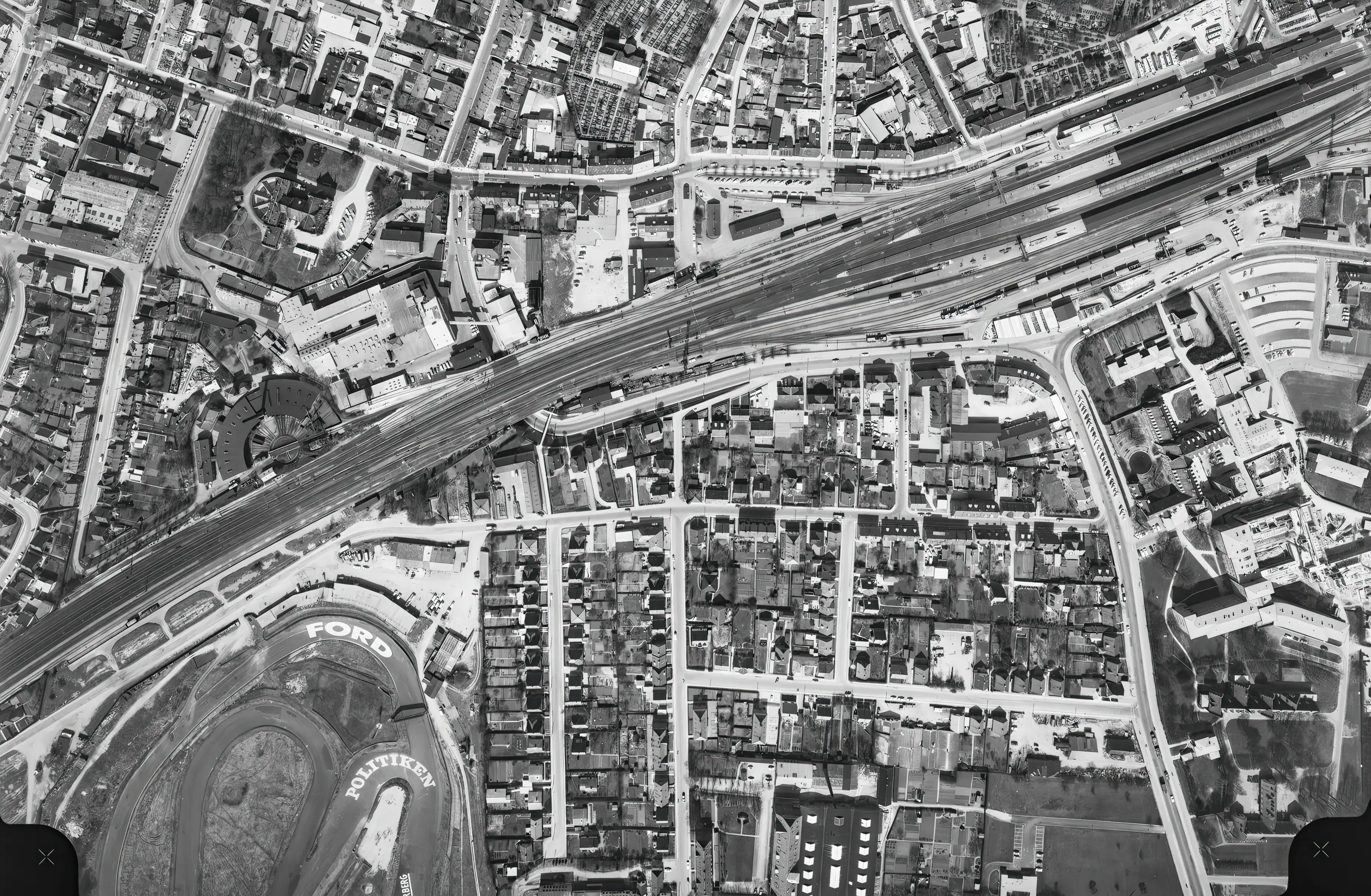 Billede af Roskilde Ring Trinbræt, som er placeret lige under midten af billedets venstre side. Billede af Roskilde Ring Trinbræt, som er placeret lige under midten af billedets venstre side.