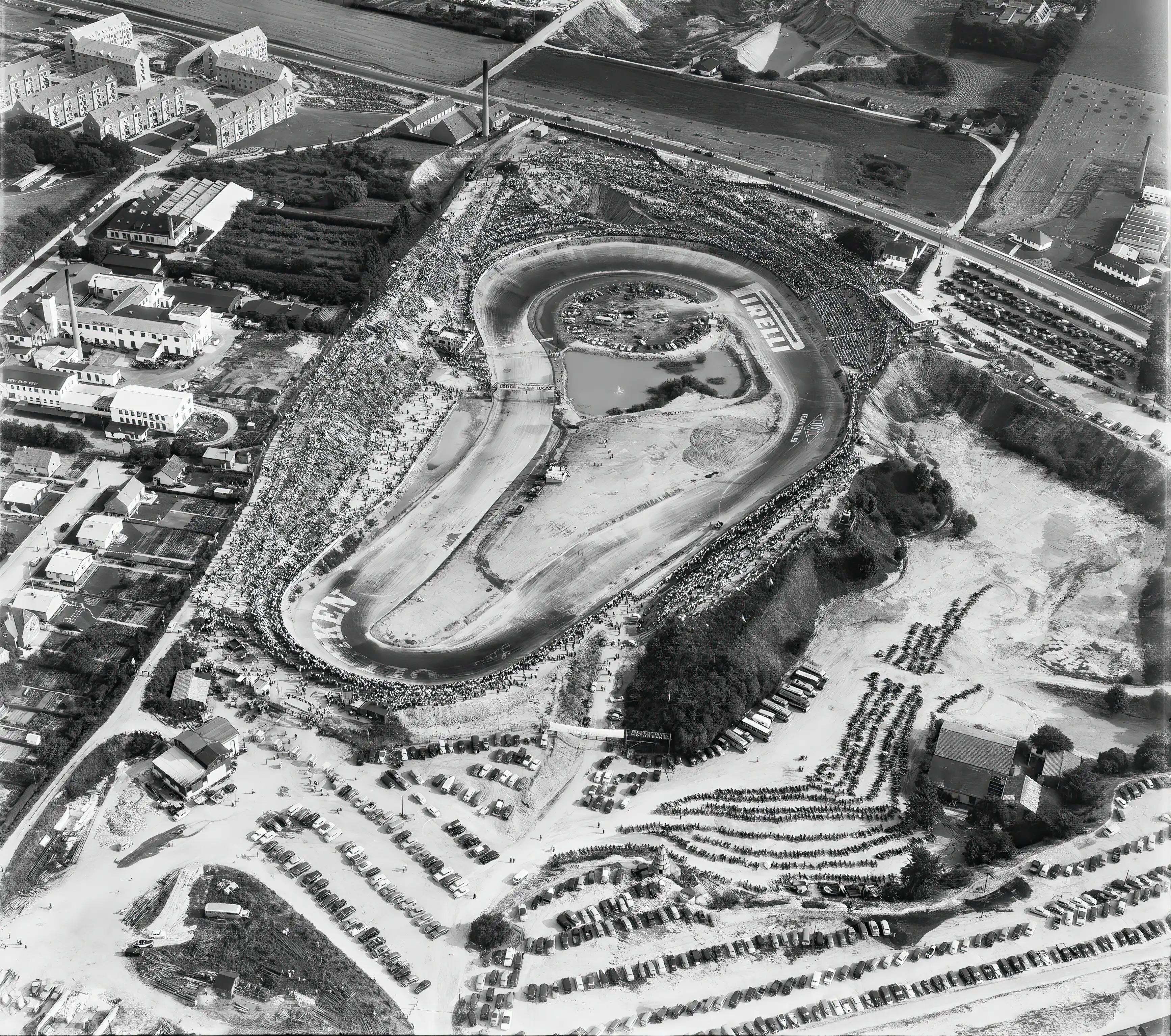 Billede af Roskilde Ring Motorsportsbane, som var årsagen til etableringen af Roskilde Ring Trinbræt. Billede af Roskilde Ring Motorsportsbane, som var årsagen til etableringen af Roskilde Ring Trinbræt.