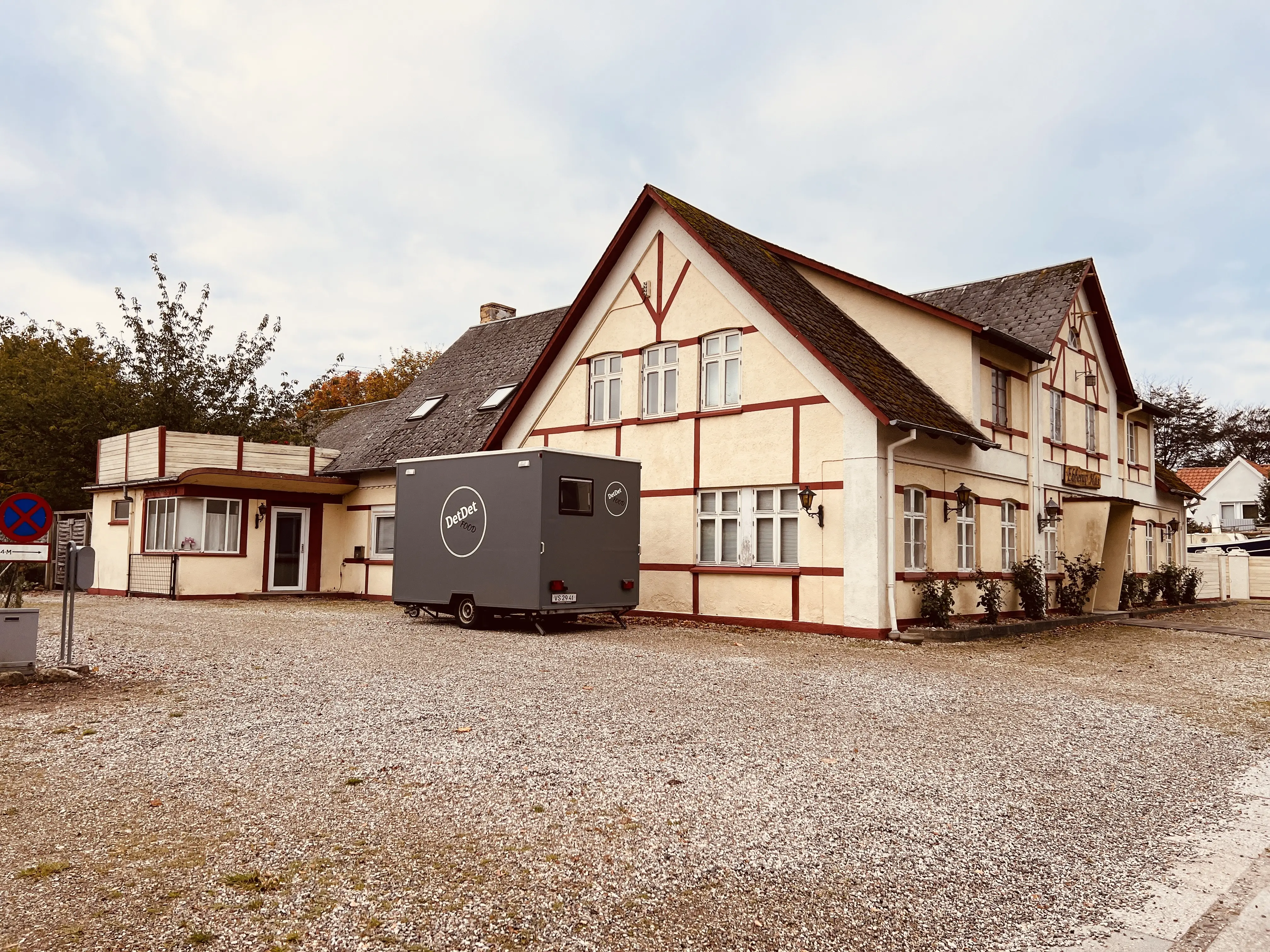 Billede af Ebberup Kro, som efter traditionens tro ligger over for Ebberup Station. Billede af Ebberup Kro, som efter traditionens tro ligger over for Ebberup Station.