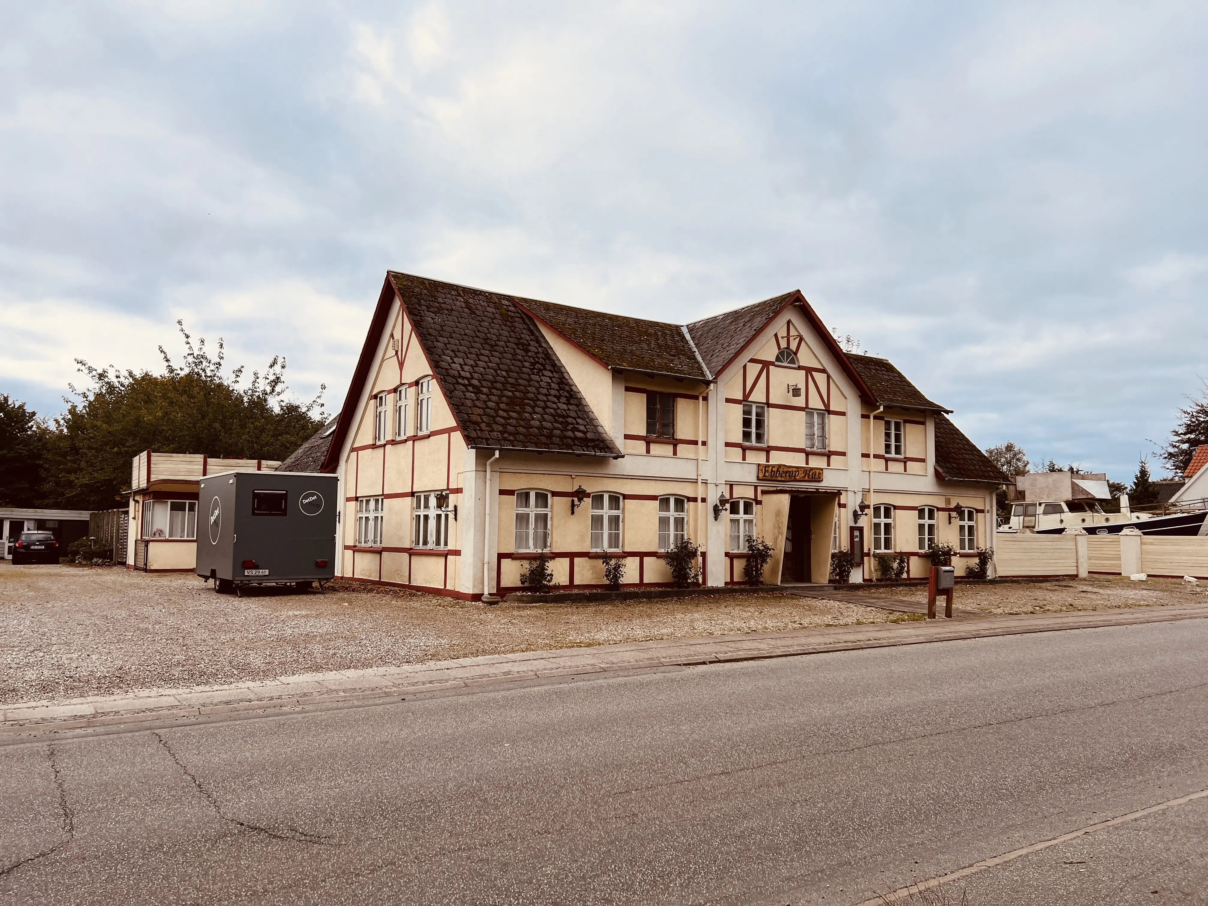 Billede af Ebberup Kro, som efter traditionens tro ligger over for Ebberup Station. Billede af Ebberup Kro, som efter traditionens tro ligger over for Ebberup Station.
