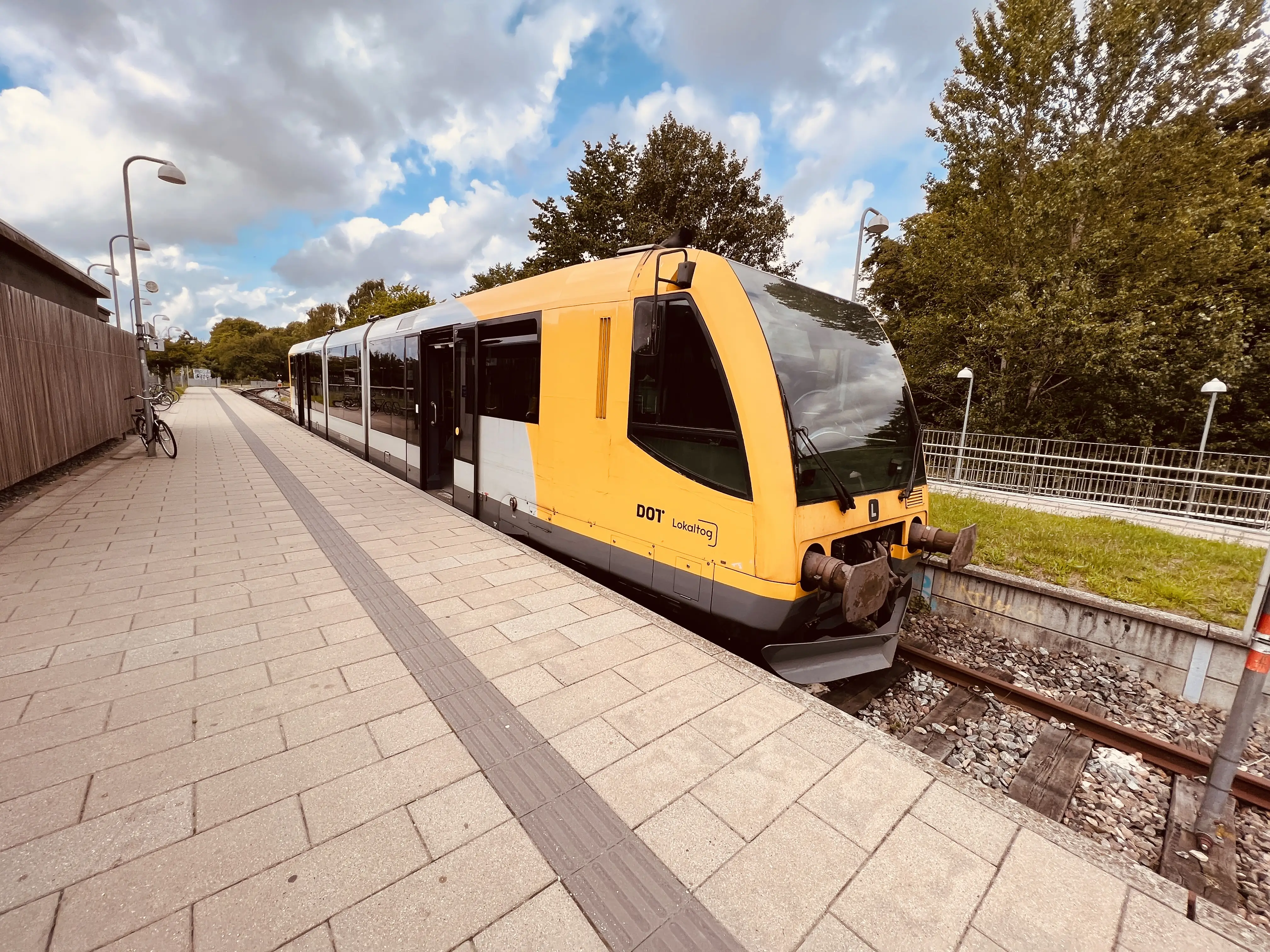 Billede af LNJ Lm 23 ud for Jægersborg Lokalbane Station. Billede af LNJ Lm 23 ud for Jægersborg Lokalbane Station.