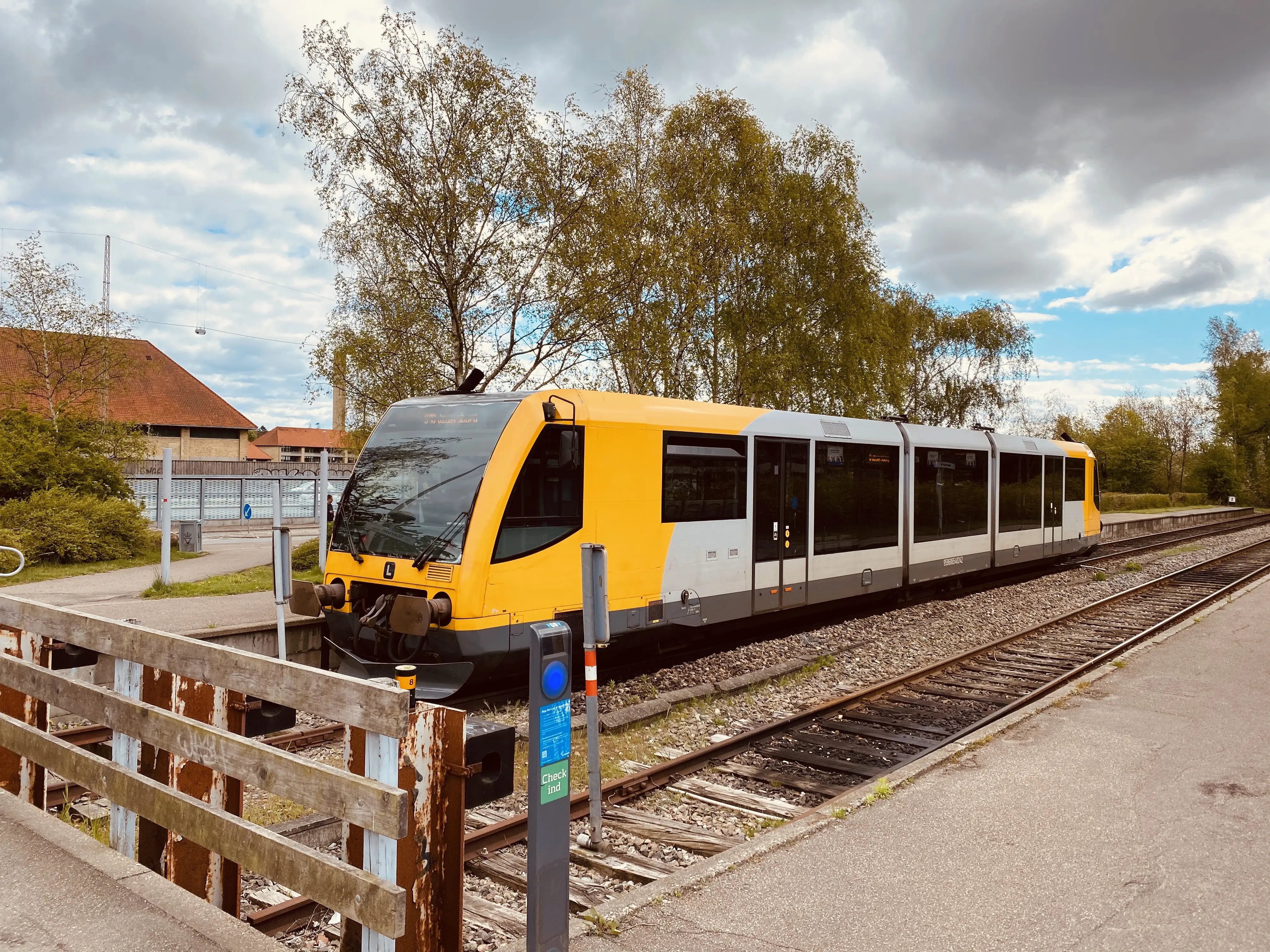 Billede af LNJ Lm 24 ud for Nærum Station. Billede af LNJ Lm 24 ud for Nærum Station.