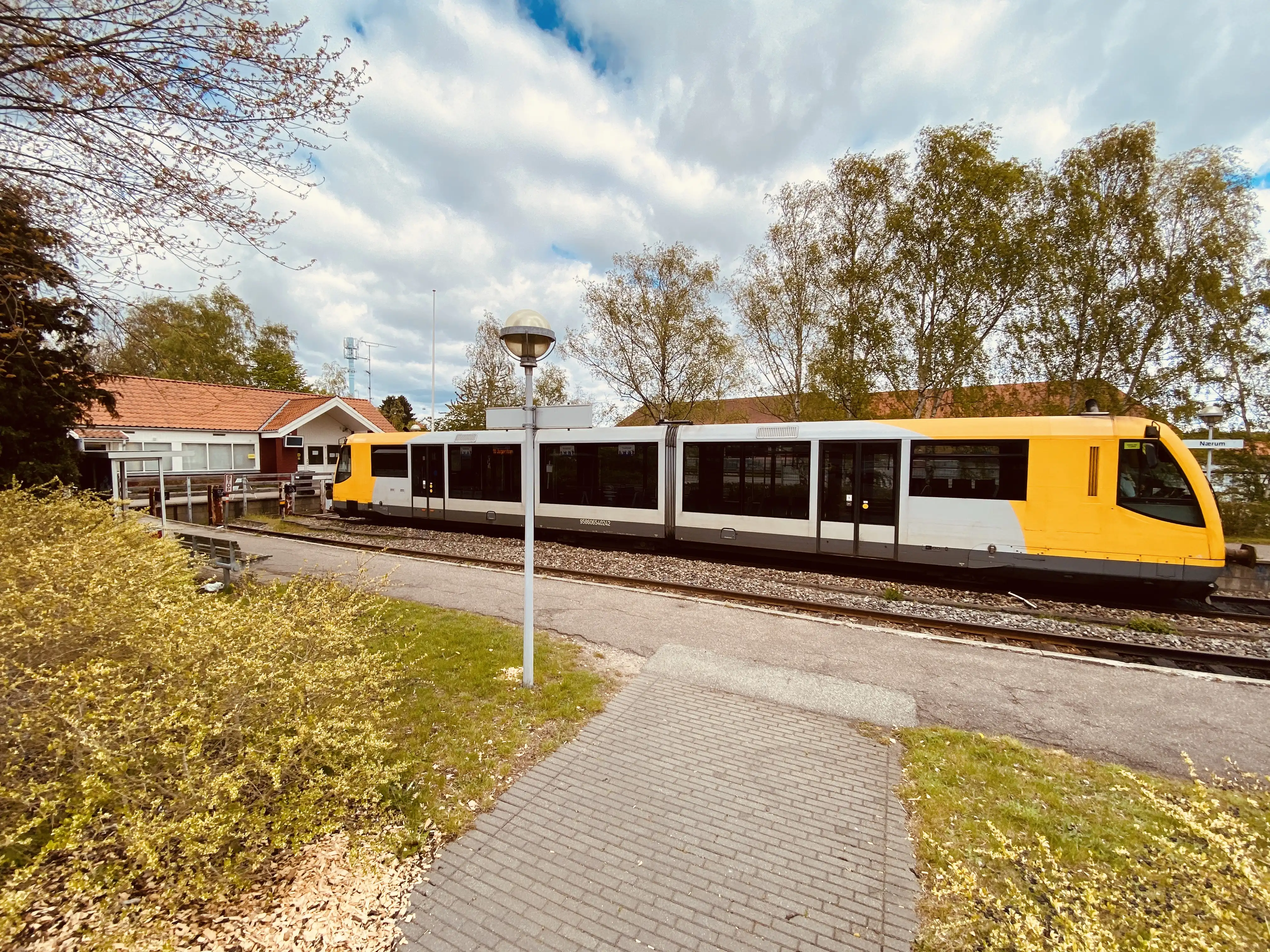 Billede af LNJ Lm 24 ud for Nærum Station. Billede af LNJ Lm 24 ud for Nærum Station.