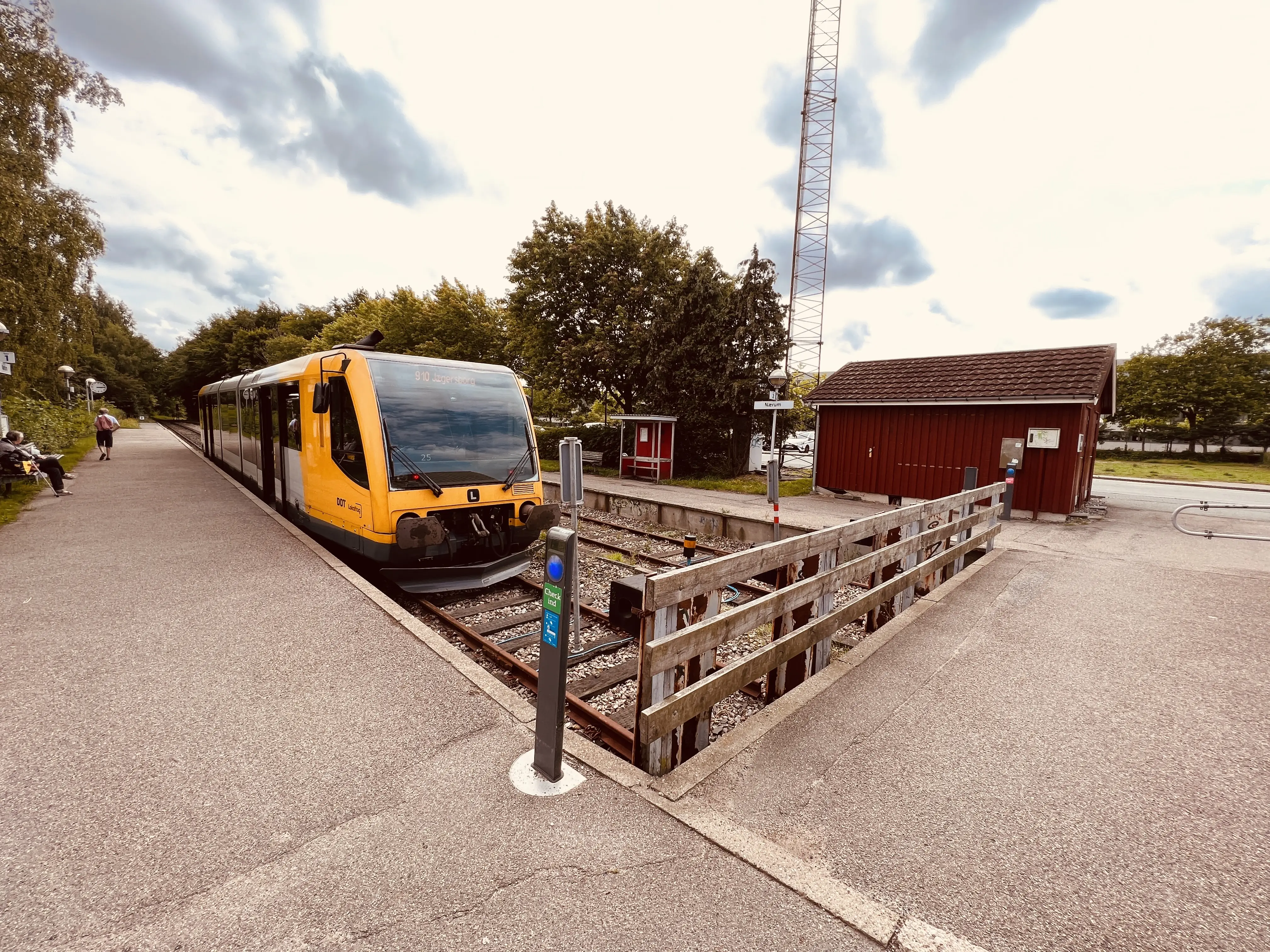 Billede af LNJ Lm 25 ud for Nærum Station. Billede af LNJ Lm 25 ud for Nærum Station.