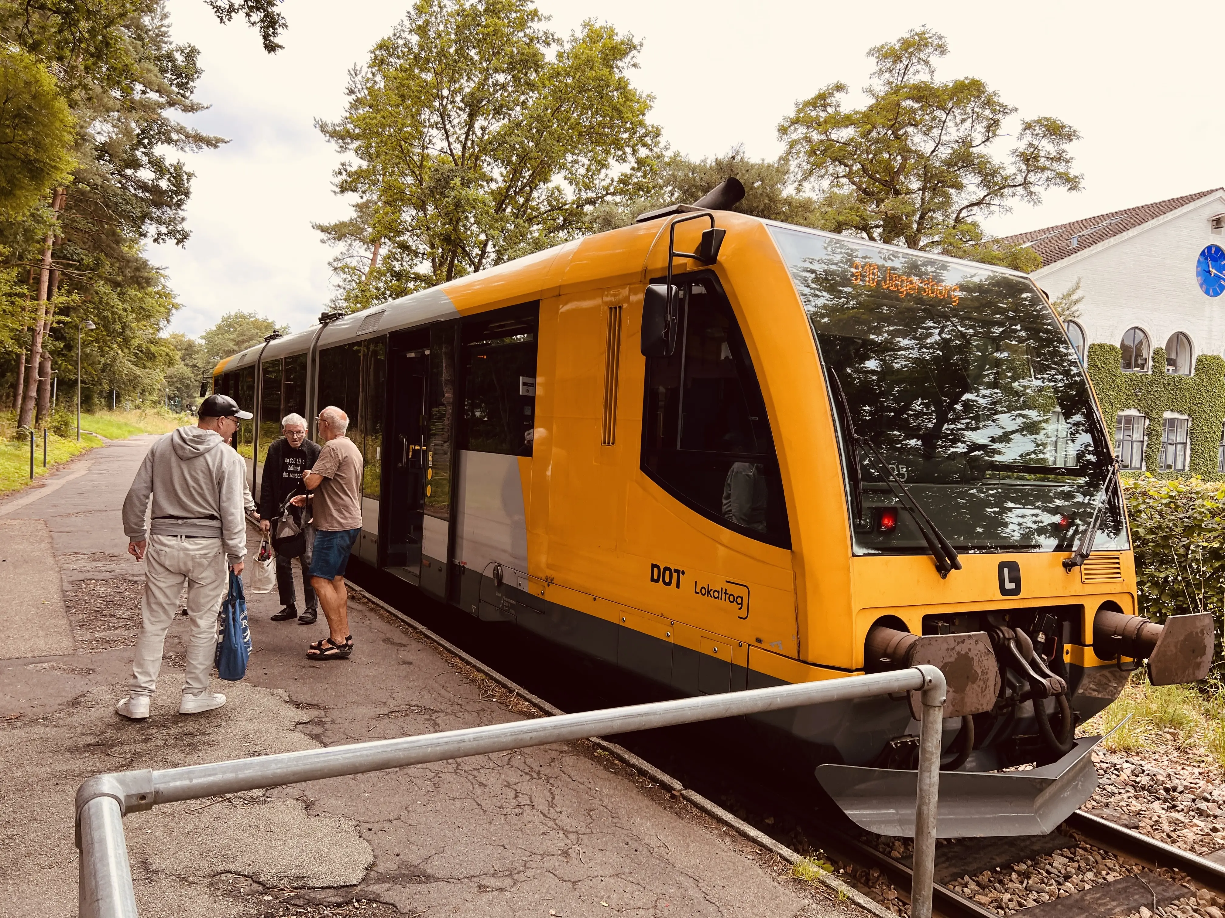 Billede af LNJ Lm 25 ud for Ravnholm Holdeplads. Billede af LNJ Lm 25 ud for Ravnholm Holdeplads.