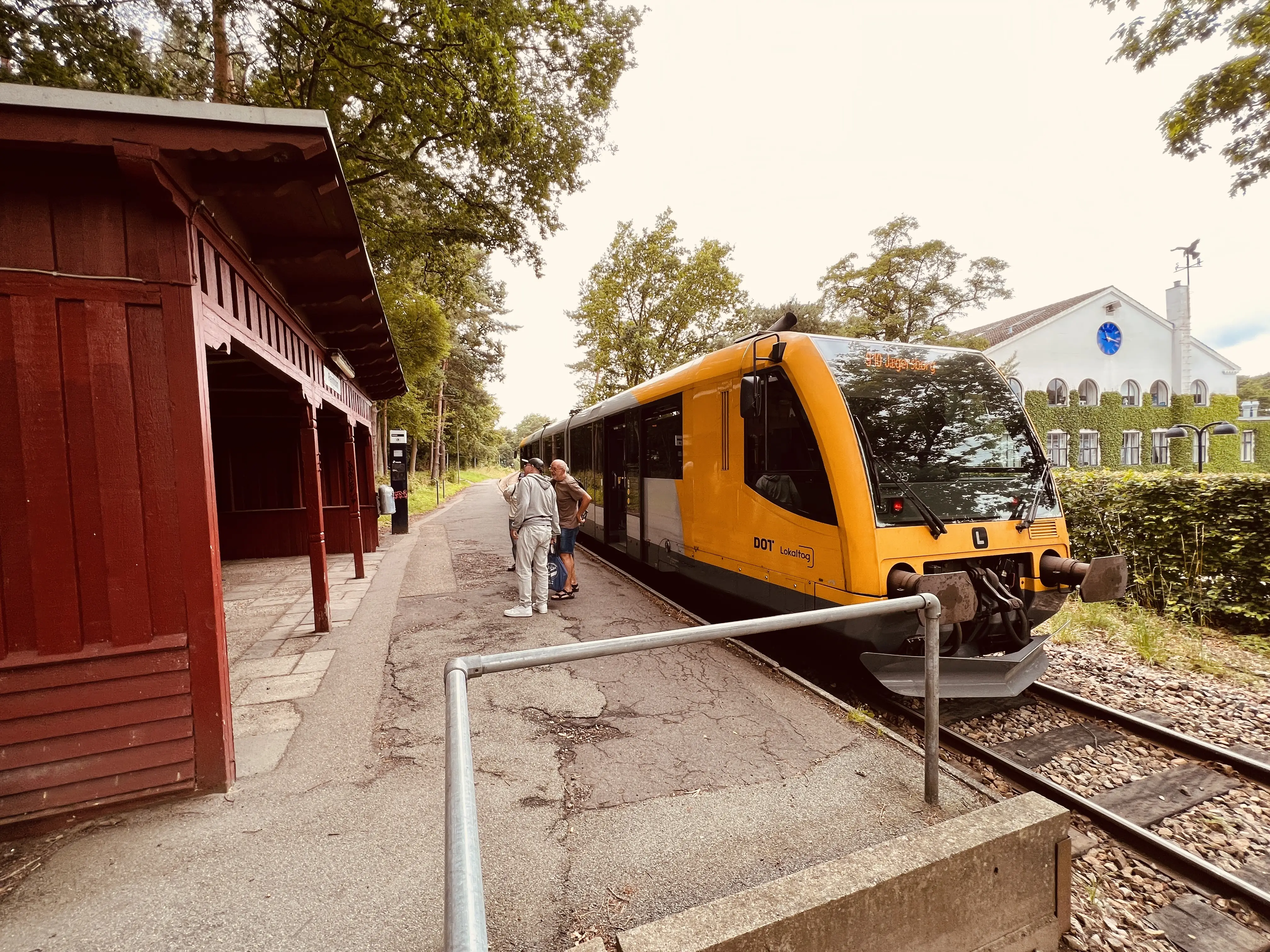 Billede af LNJ Lm 25 ud for Ravnholm Holdeplads. Billede af LNJ Lm 25 ud for Ravnholm Holdeplads.