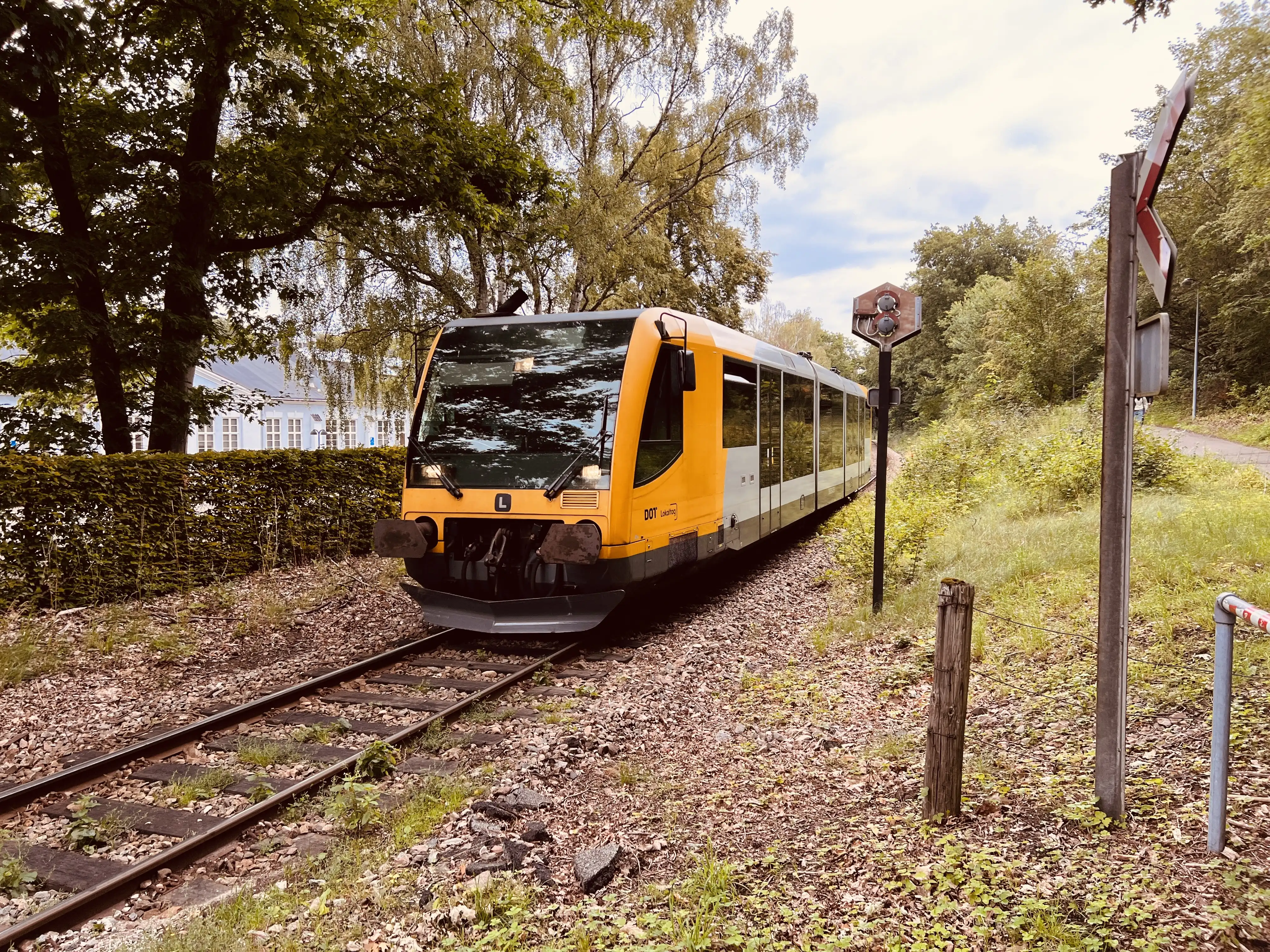 Billede af LNJ Lm 25 ud for Ravnholm Holdeplads. Billede af LNJ Lm 25 ud for Ravnholm Holdeplads.