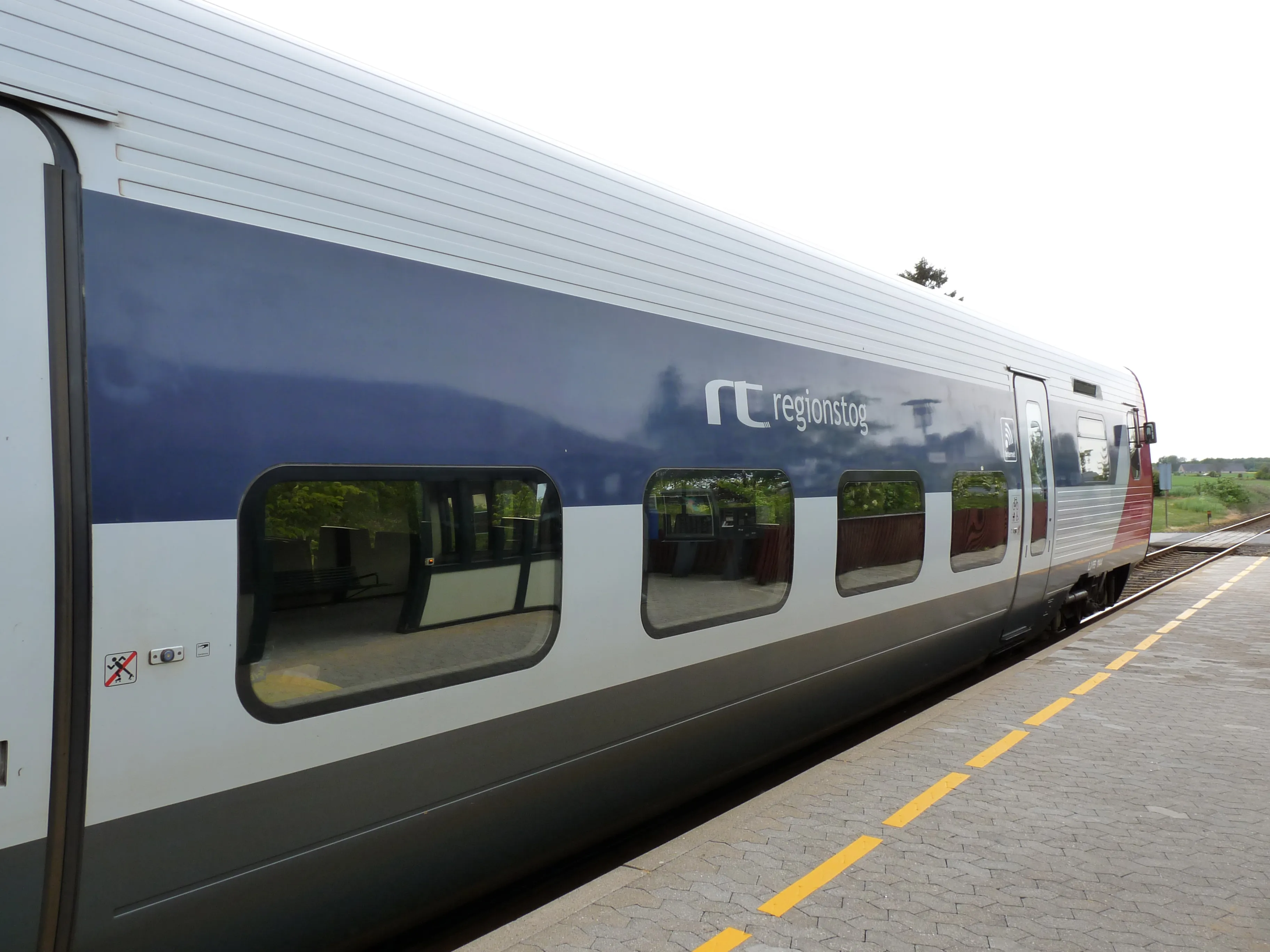 Billede af RT FS 1144, tidligere GDS-HFHJ FS 1144 - fotograferet ud for Avnede Trinbræt. Billede af RT FS 1144, tidligere GDS-HFHJ FS 1144 - fotograferet ud for Avnede Trinbræt.