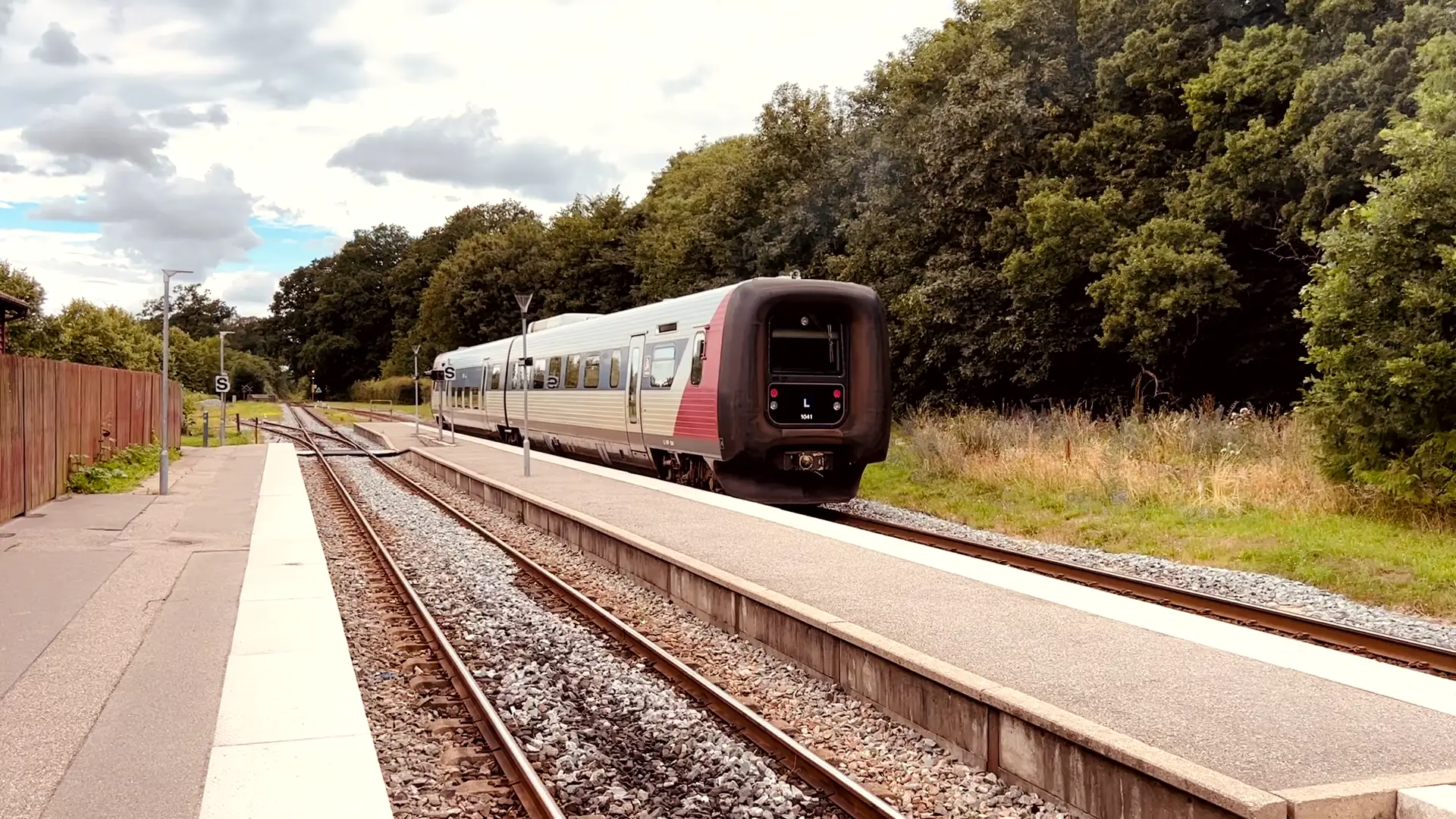 Billede af LT MF 1041, tidligere GDS-HFHJ MF 1041 - fotograferet ud for Dianalund Station. Billede af LT MF 1041, tidligere GDS-HFHJ MF 1041 - fotograferet ud for Dianalund Station.