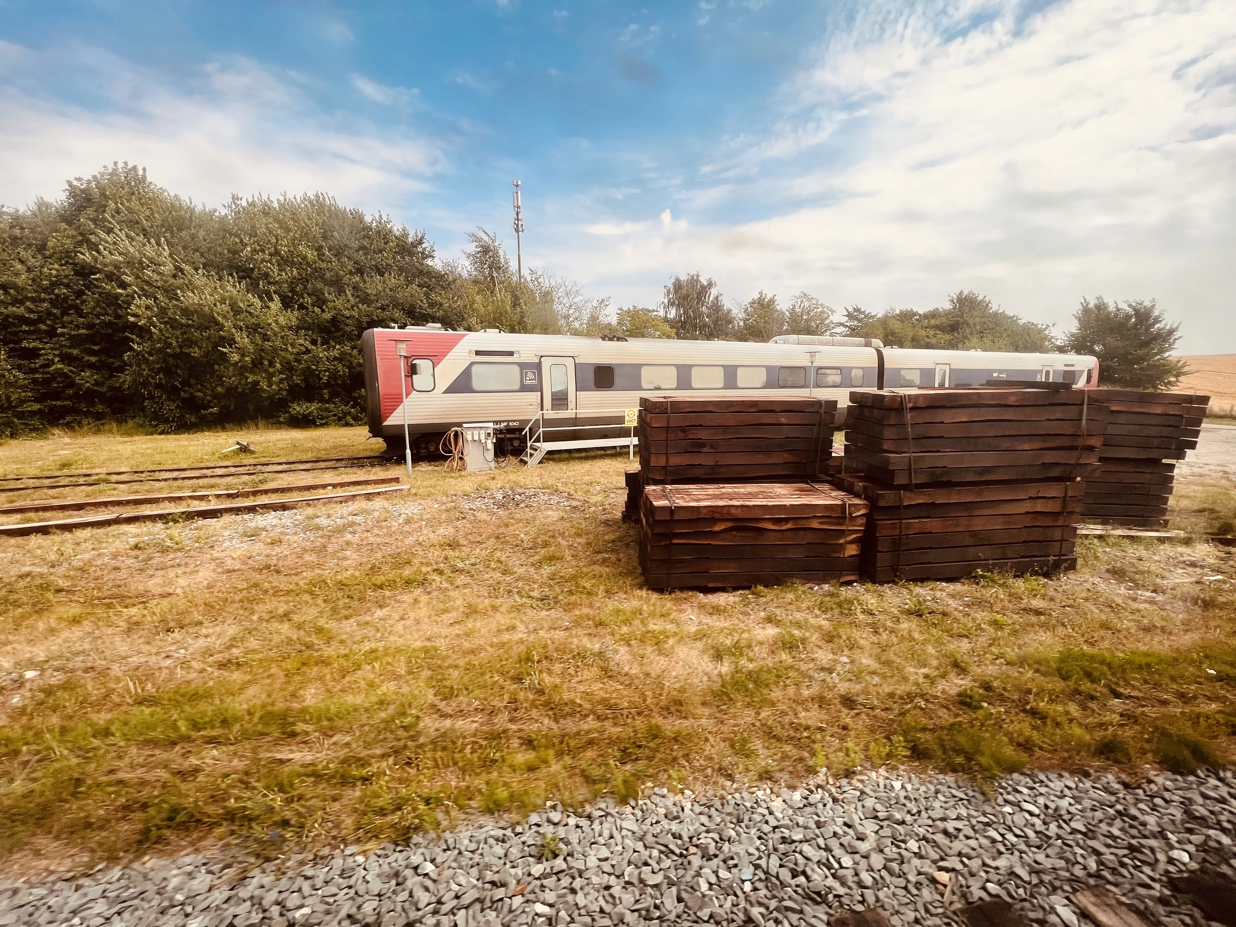 Billede af LT MF 1043, tidligere GDS-HFHJ MF 1043 - fotograferet ud for Tølløse Station. Billede af LT MF 1043, tidligere GDS-HFHJ MF 1043 - fotograferet ud for Tølløse Station.