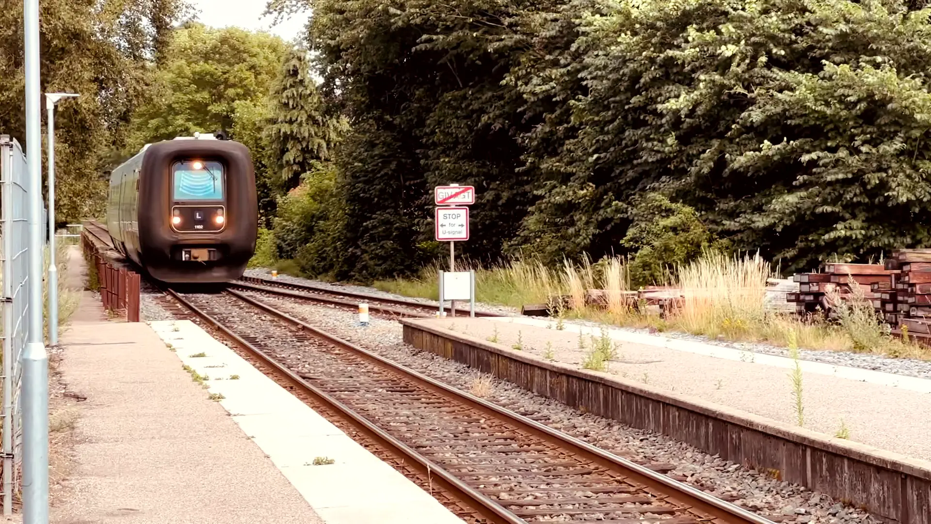 Billede af LT FS 1002, tidligere LJ FS 1002 - fotograferet ud for Ruds Vedby Station. Billede af LT FS 1002, tidligere LJ FS 1002 - fotograferet ud for Ruds Vedby Station.