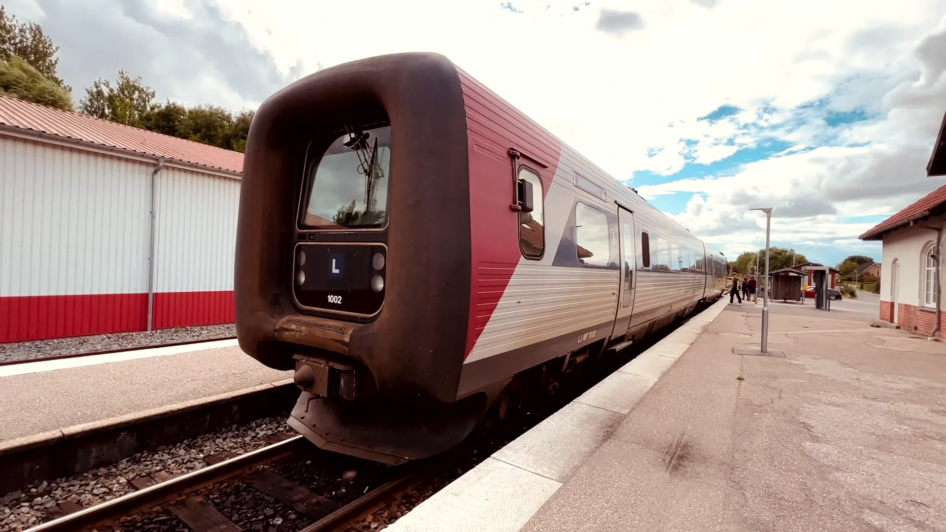 Billede af LT MF 1002, tidligere LJ MF 1002 - fotograferet ud for Ruds Vedby Station. Billede af LT MF 1002, tidligere LJ MF 1002 - fotograferet ud for Ruds Vedby Station.