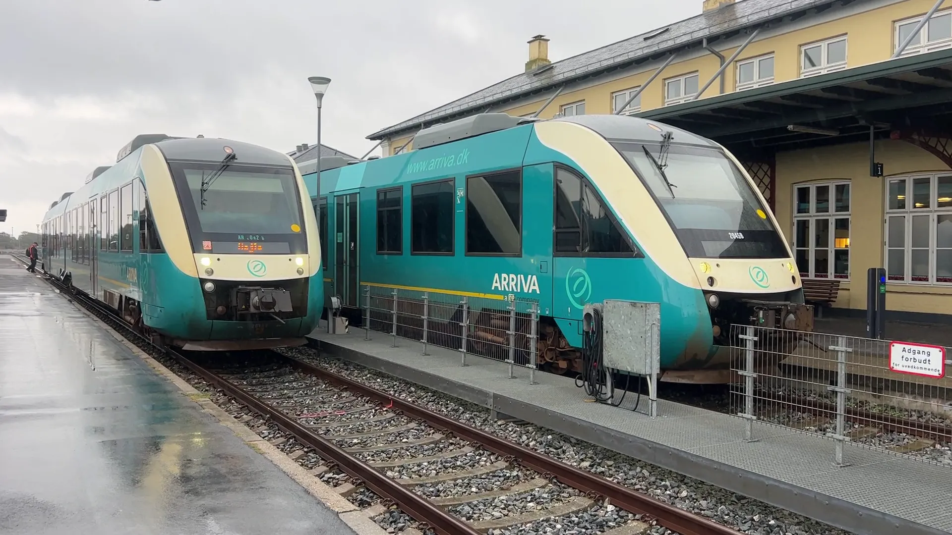 Billede af ARRIVA AR 2042 og AR 2045 ud for Struer Station. Billede af ARRIVA AR 2042 og AR 2045 ud for Struer Station.