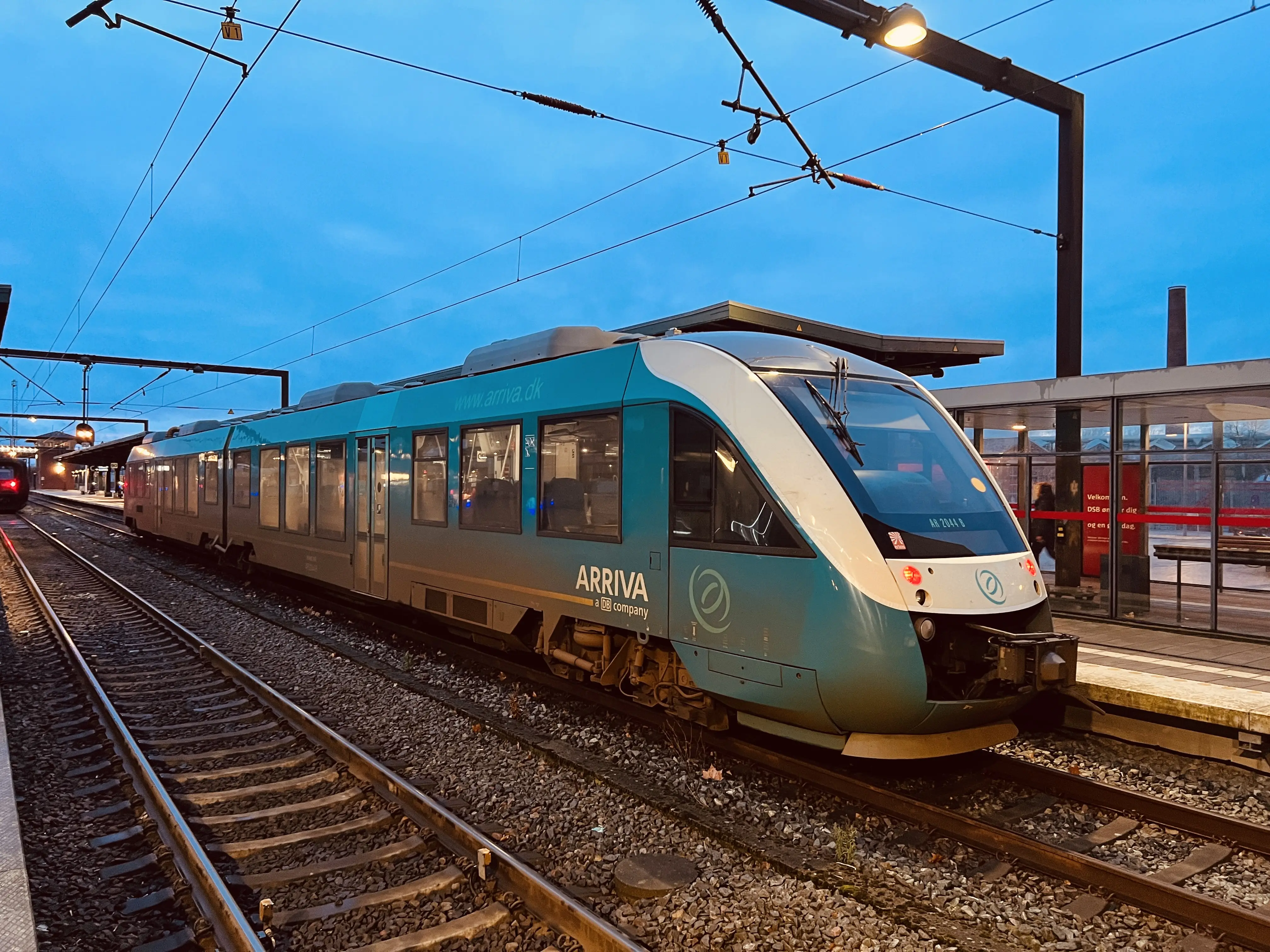 Billede af ARRIVA AR 2044 fotograferet ud for Odense Banegård Center. Billede af ARRIVA AR 2044 fotograferet ud for Odense Banegård Center.
