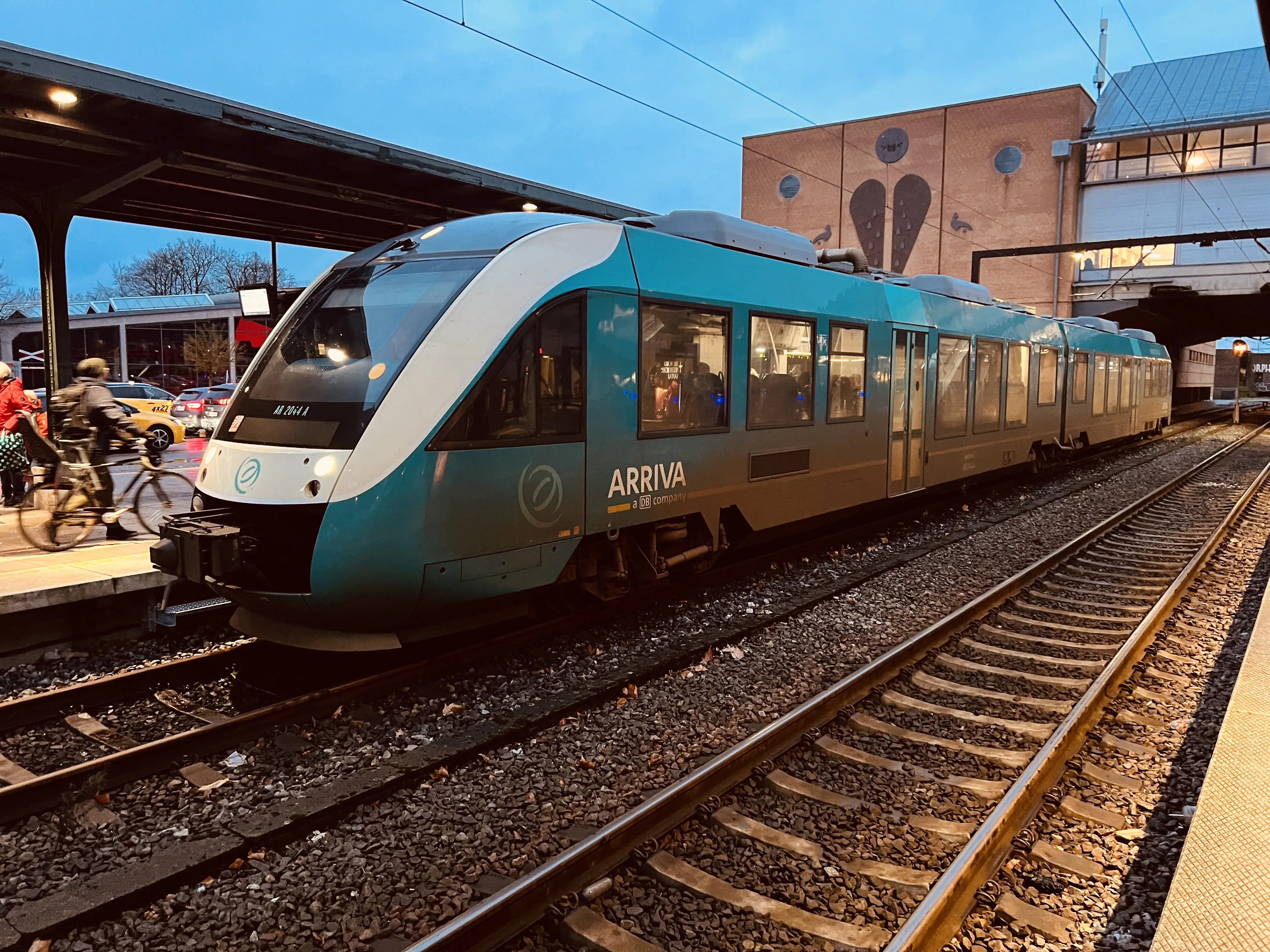 Billede af ARRIVA AR 2044 ud for Odense Banegård Center. Billede af ARRIVA AR 2044 ud for Odense Banegård Center.