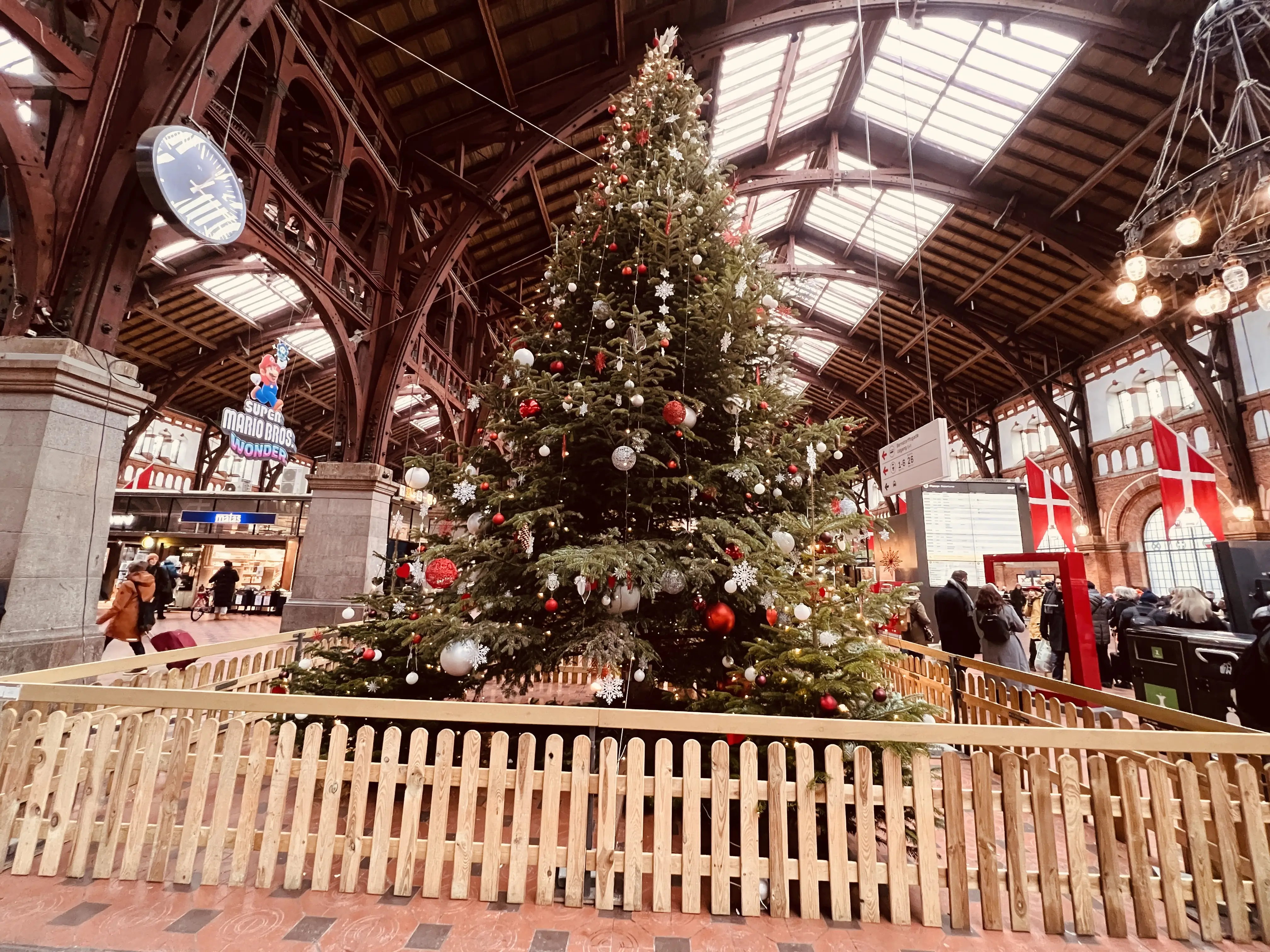 Billede af julen 2023 på København Hovedbanegård. Billede af julen 2023 på København Hovedbanegård.