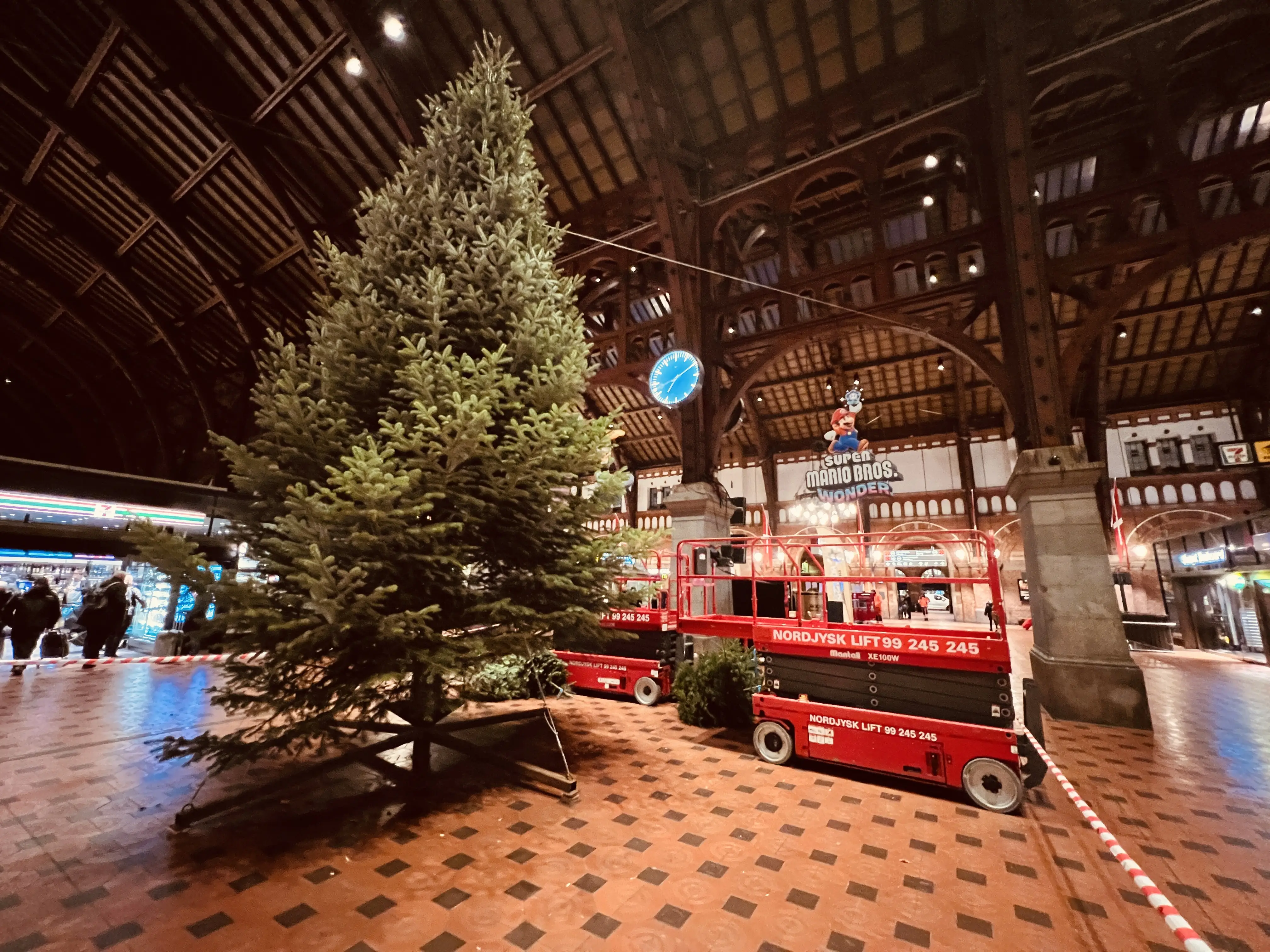 Billede af julen 2023 på København Hovedbanegård. Billede af julen 2023 på København Hovedbanegård.