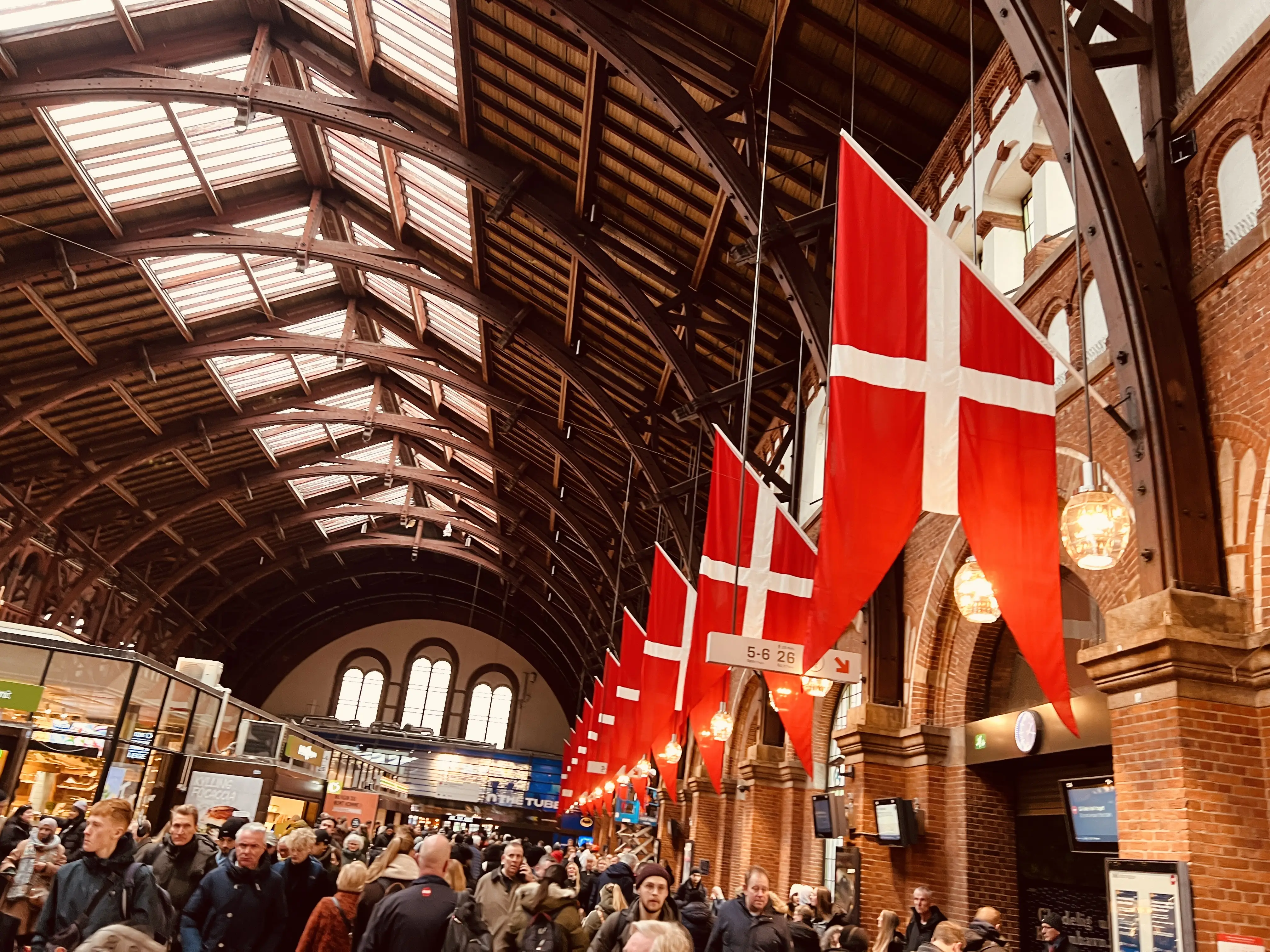 Billede af det danske flag på København Hovedbanegård. Billede af det danske flag på København Hovedbanegård.