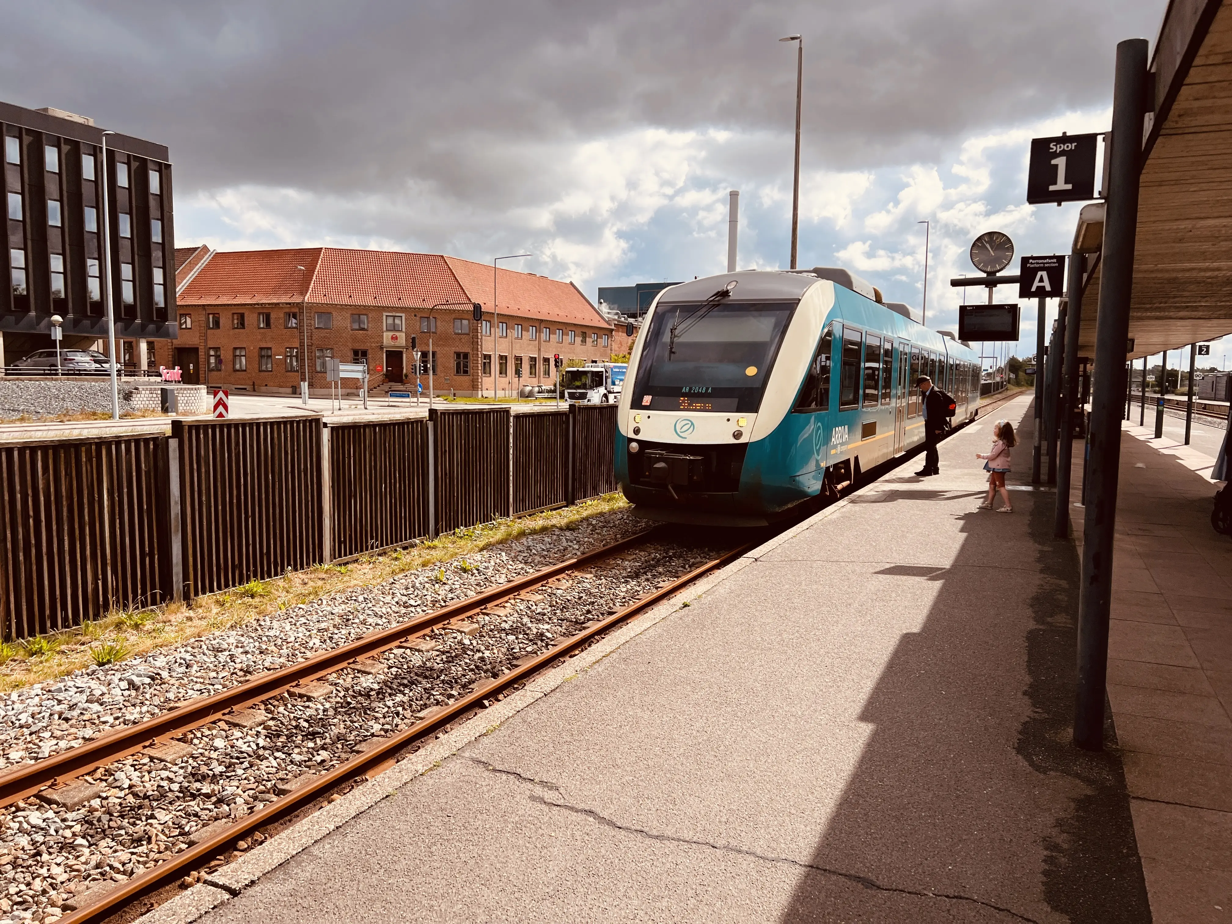 Billede af ARRIVA AR 2048 fotograferet ud for Herning Banegård Center. Billede af ARRIVA AR 2048 fotograferet ud for Herning Banegård Center.