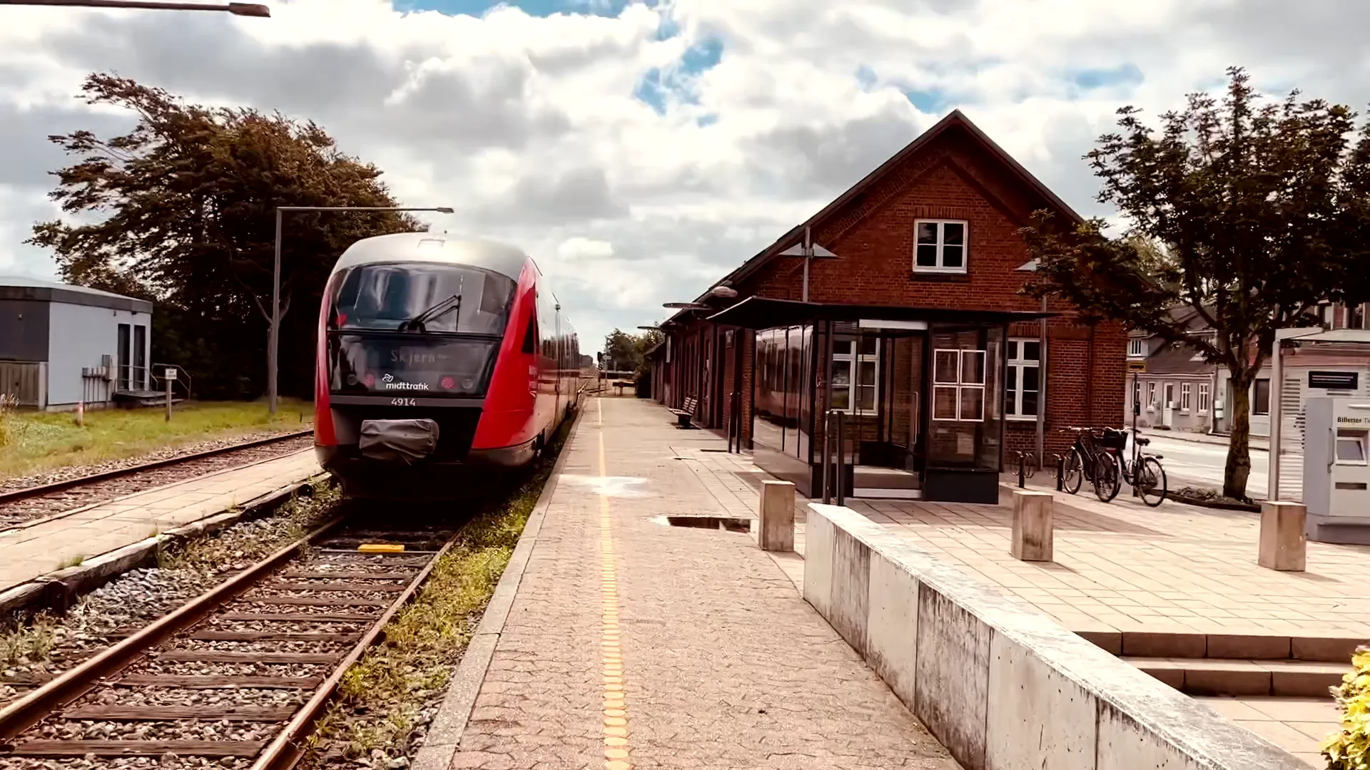 Billede af MjbaD MQ 4114-4914, tidligere DSB MQ 4114-4914 fotograferet ud for Lem Trinbræt. Billede af MjbaD MQ 4114-4914, tidligere DSB MQ 4114-4914 fotograferet ud for Lem Trinbræt.