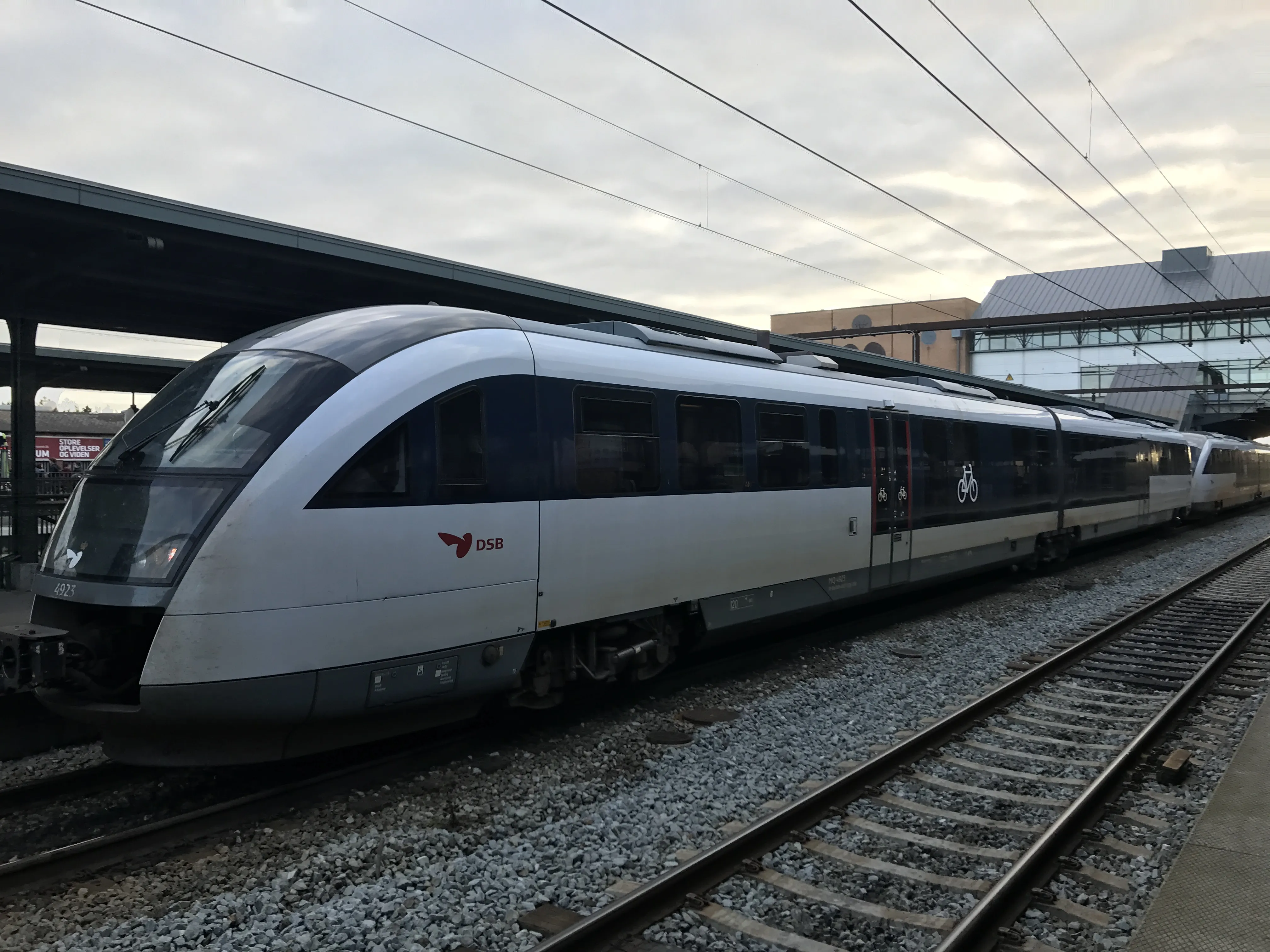 Billede af DSB MQ 4123-4923 fotograferet ud for Odense Banegård Center. Billede af DSB MQ 4123-4923 fotograferet ud for Odense Banegård Center.