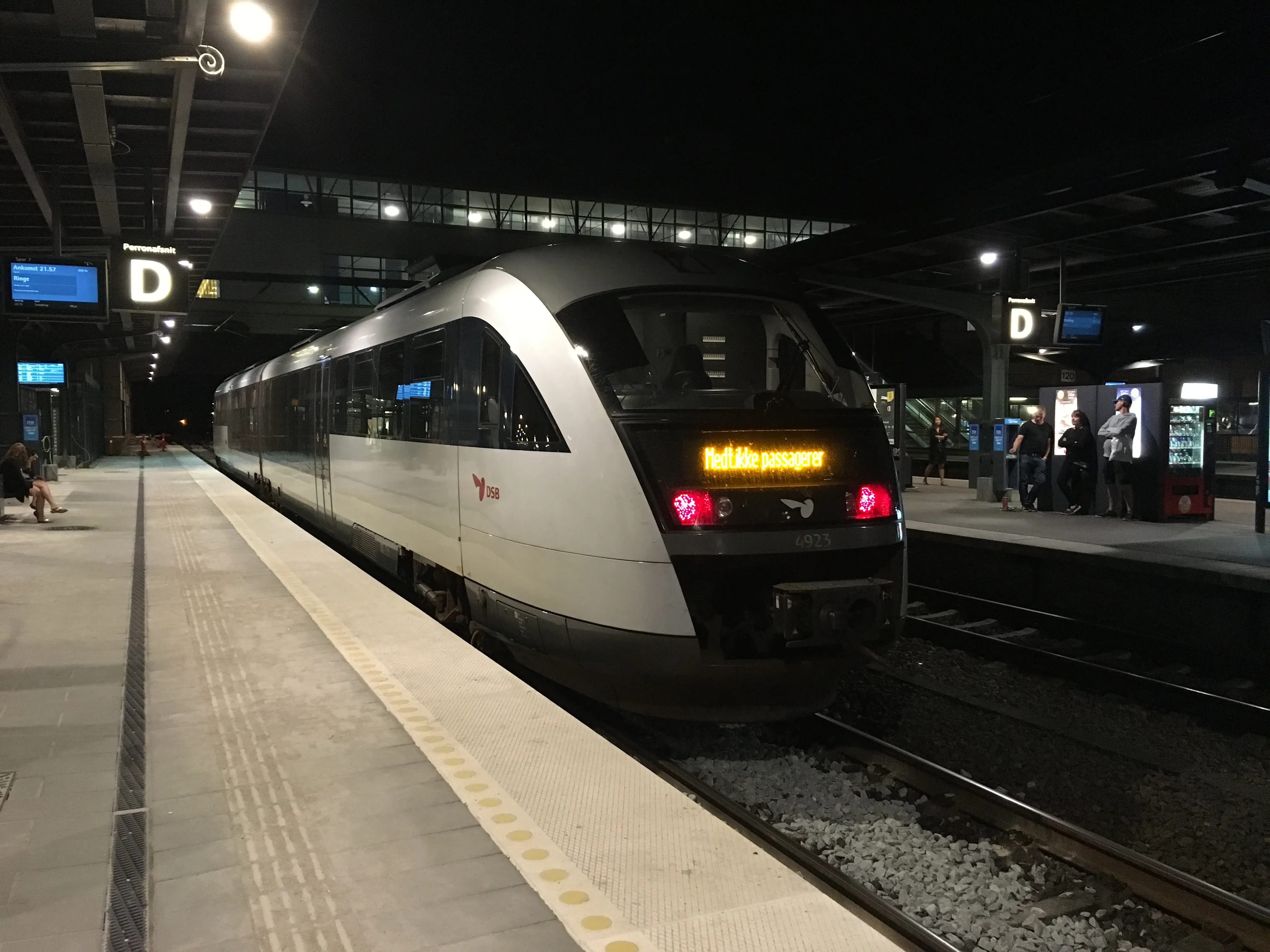 Billede af DSB MQ 4123-4923 fotograferet ud for Odense Banegård Center. Billede af DSB MQ 4123-4923 fotograferet ud for Odense Banegård Center.