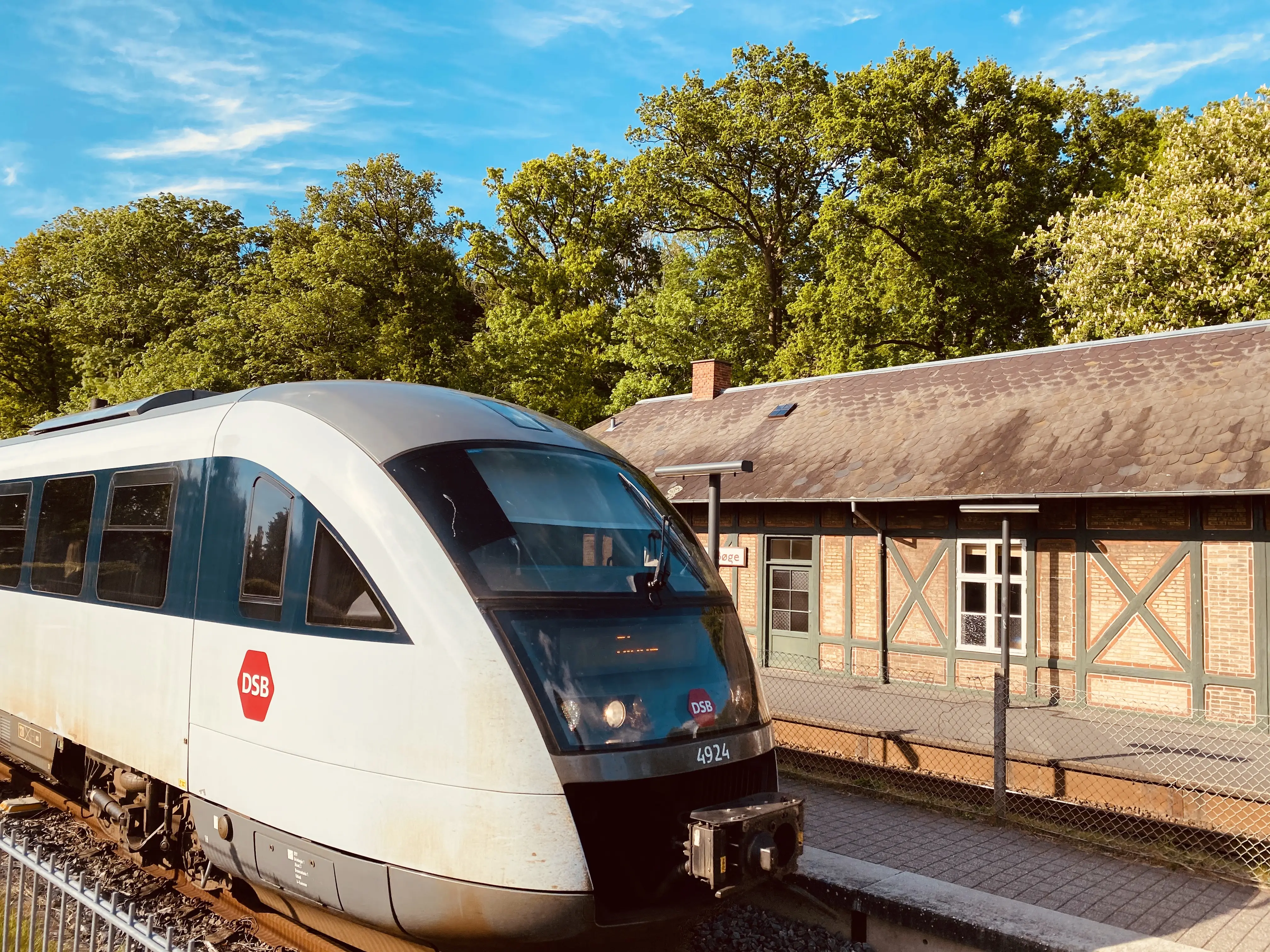 Billede af DSB MQ 4124-4924 fotograferet ud for Fruens Bøge Station. Billede af DSB MQ 4124-4924 fotograferet ud for Fruens Bøge Station.
