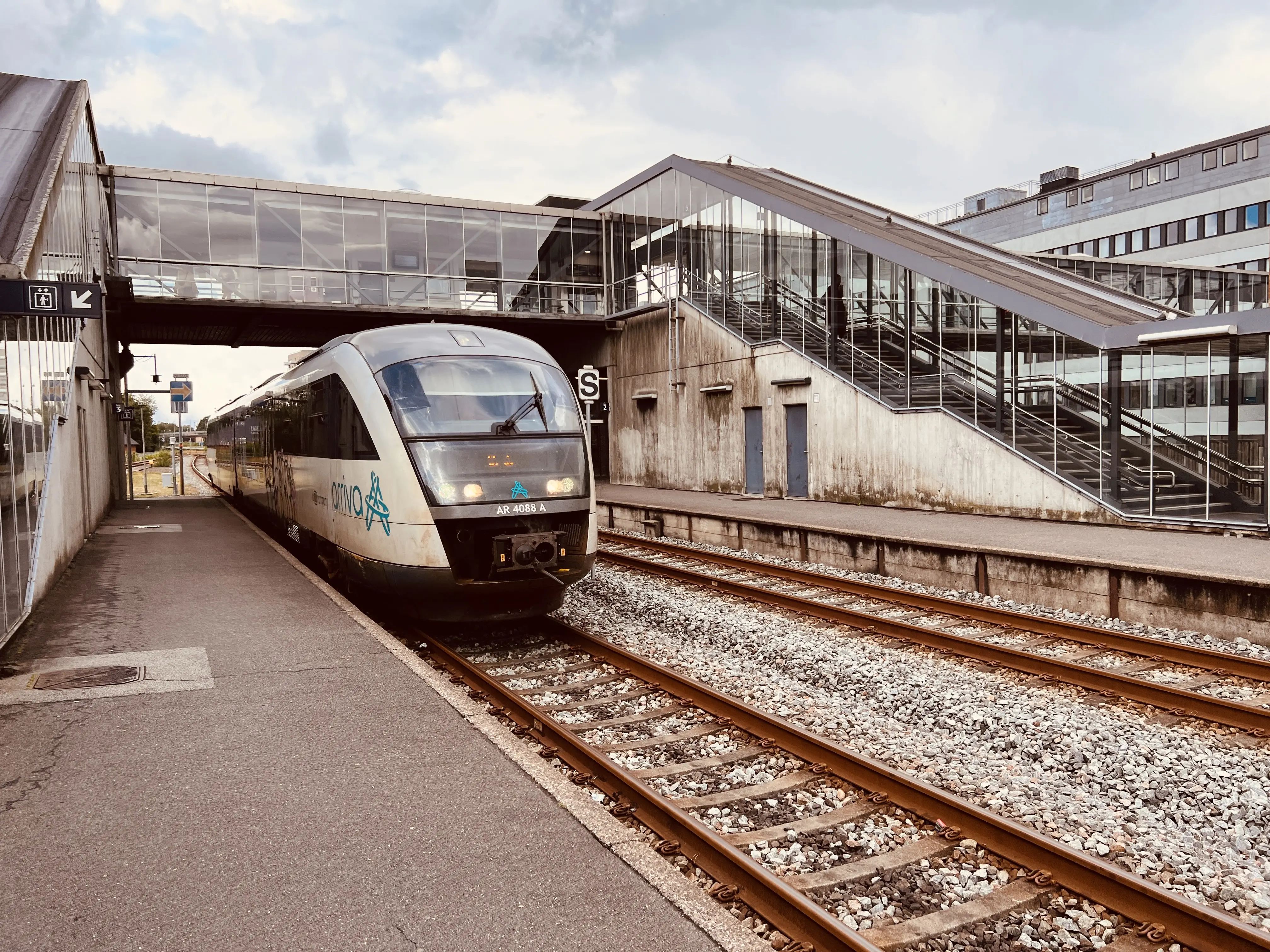 Billede af ARRIVA AR 4088, tidligere DSB MQ 4128-4928 fotograferet ud for Herning Banegård Center. Billede af ARRIVA AR 4088, tidligere DSB MQ 4128-4928 fotograferet ud for Herning Banegård Center.