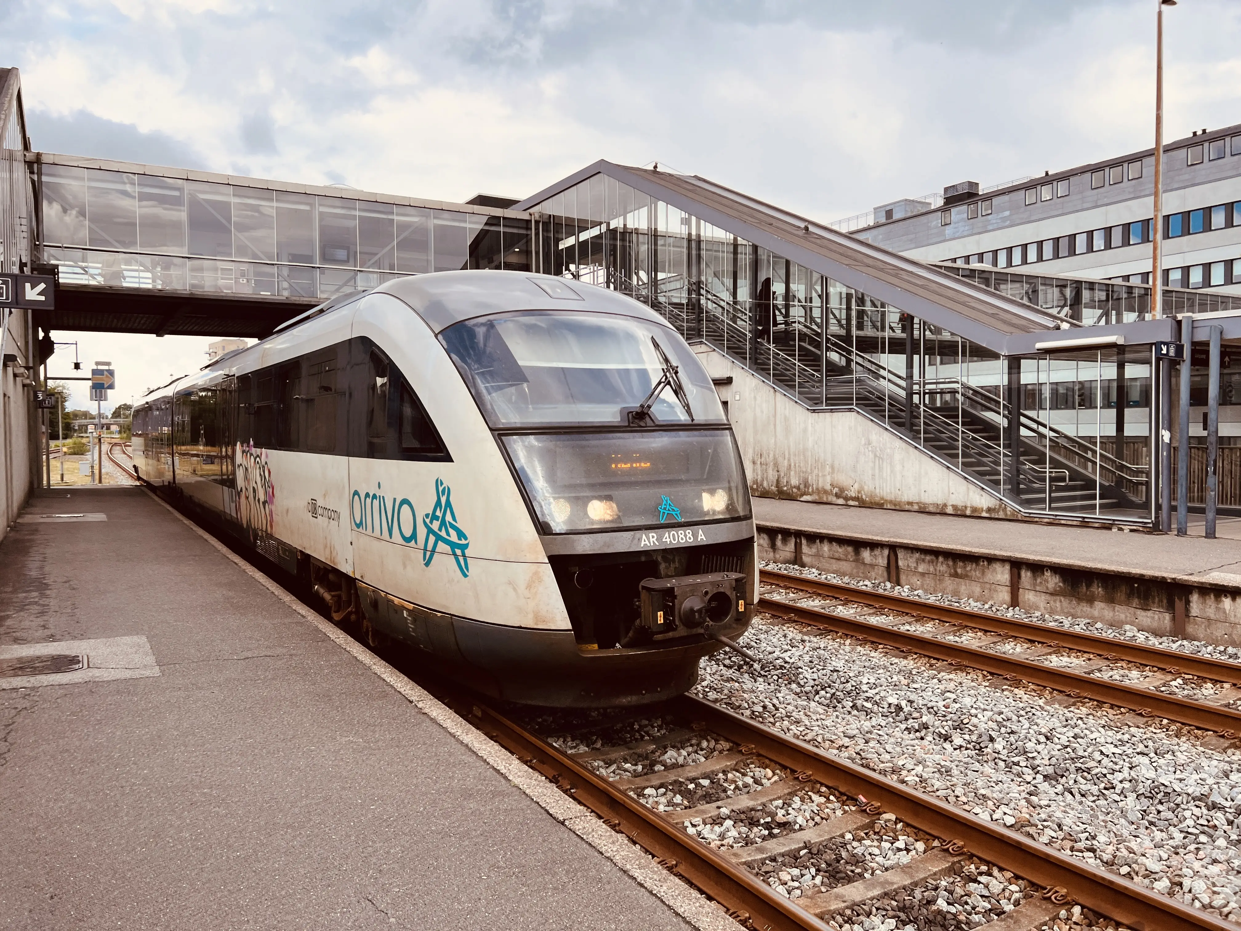 Billede af ARRIVA AR 4088, tidligere DSB MQ 4128-4928 fotograferet ud for Herning Banegård Center. Billede af ARRIVA AR 4088, tidligere DSB MQ 4128-4928 fotograferet ud for Herning Banegård Center.