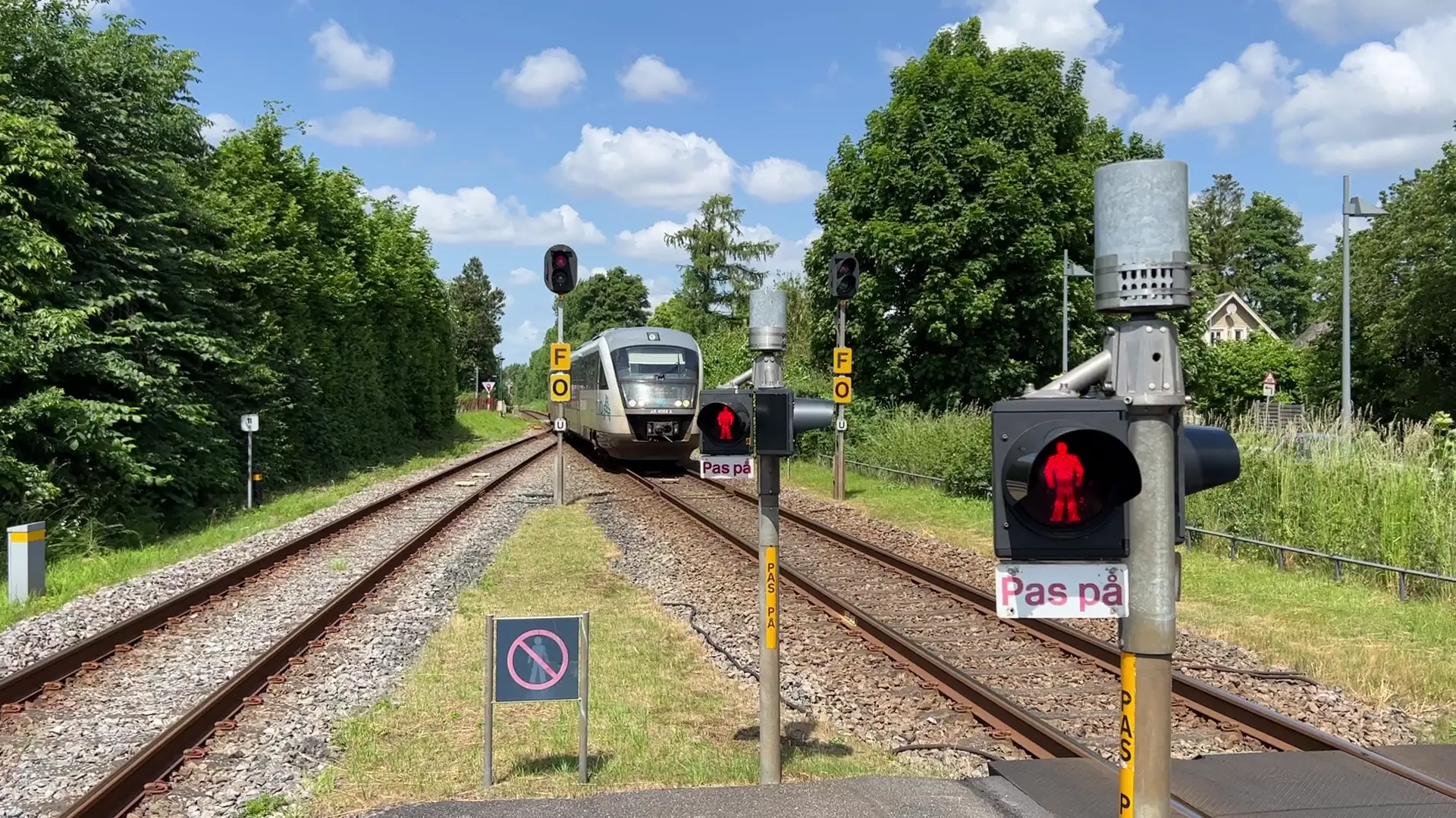 Billede af ARRIVA AR 4088, tidligere DSB MQ 4128-4928 fotograferet ud for Højby (Fyn) Trinbræt. Billede af ARRIVA AR 4088, tidligere DSB MQ 4128-4928 fotograferet ud for Højby (Fyn) Trinbræt.