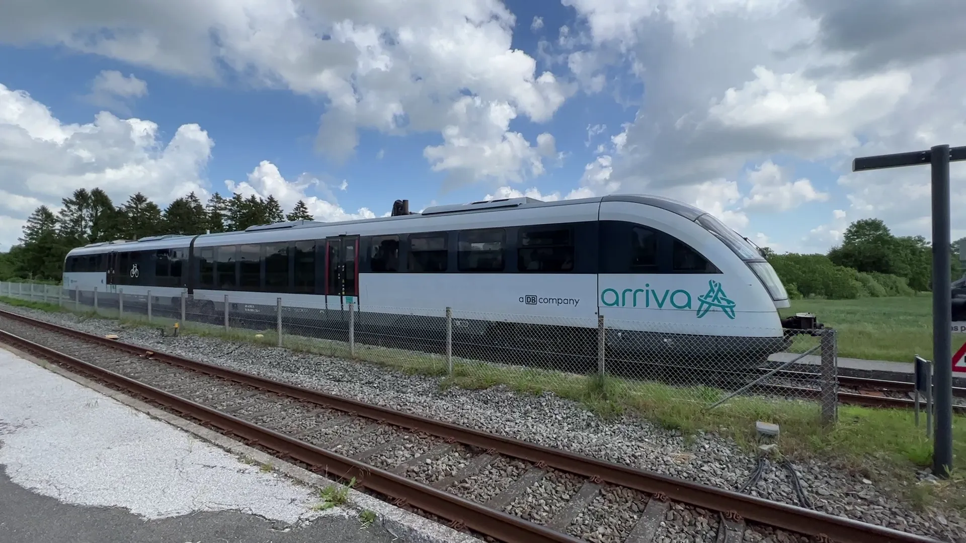 Billede af ARRIVA AR 4090, tidligere DSB MQ 4130-4930 fotograferet ud for Stenstrup Trinbræt.