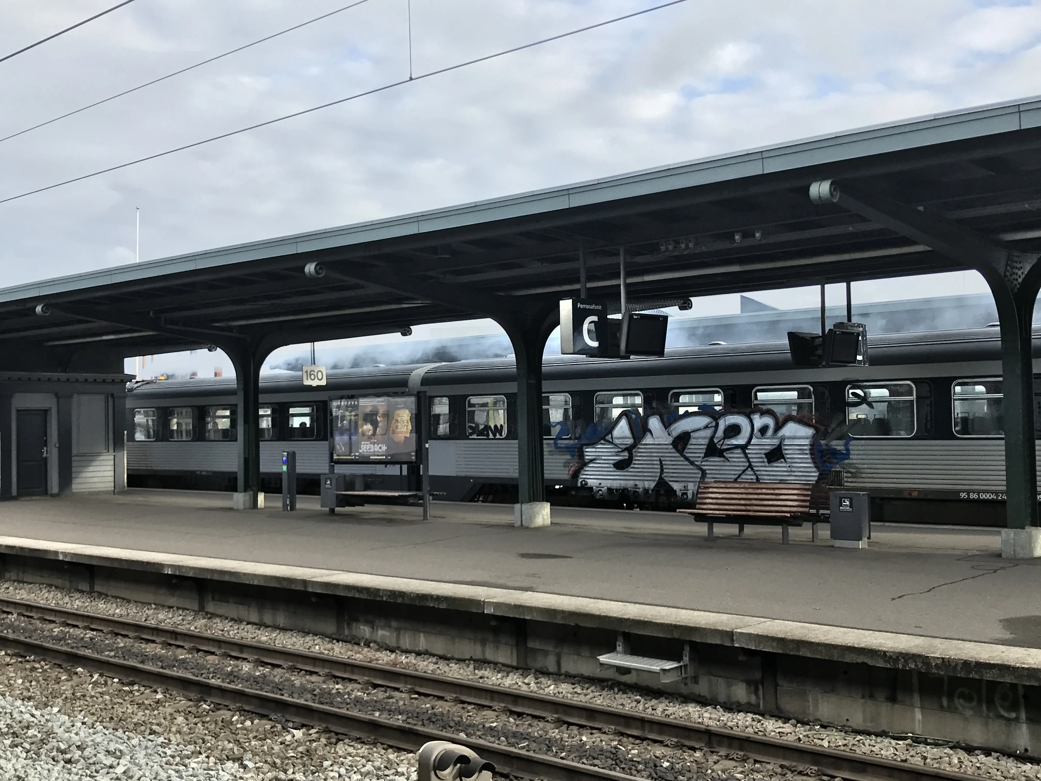 Billede af DSB MR 4041 fotograferet ud for Odense Banegård Center. Billede af DSB MR 4041 fotograferet ud for Odense Banegård Center.