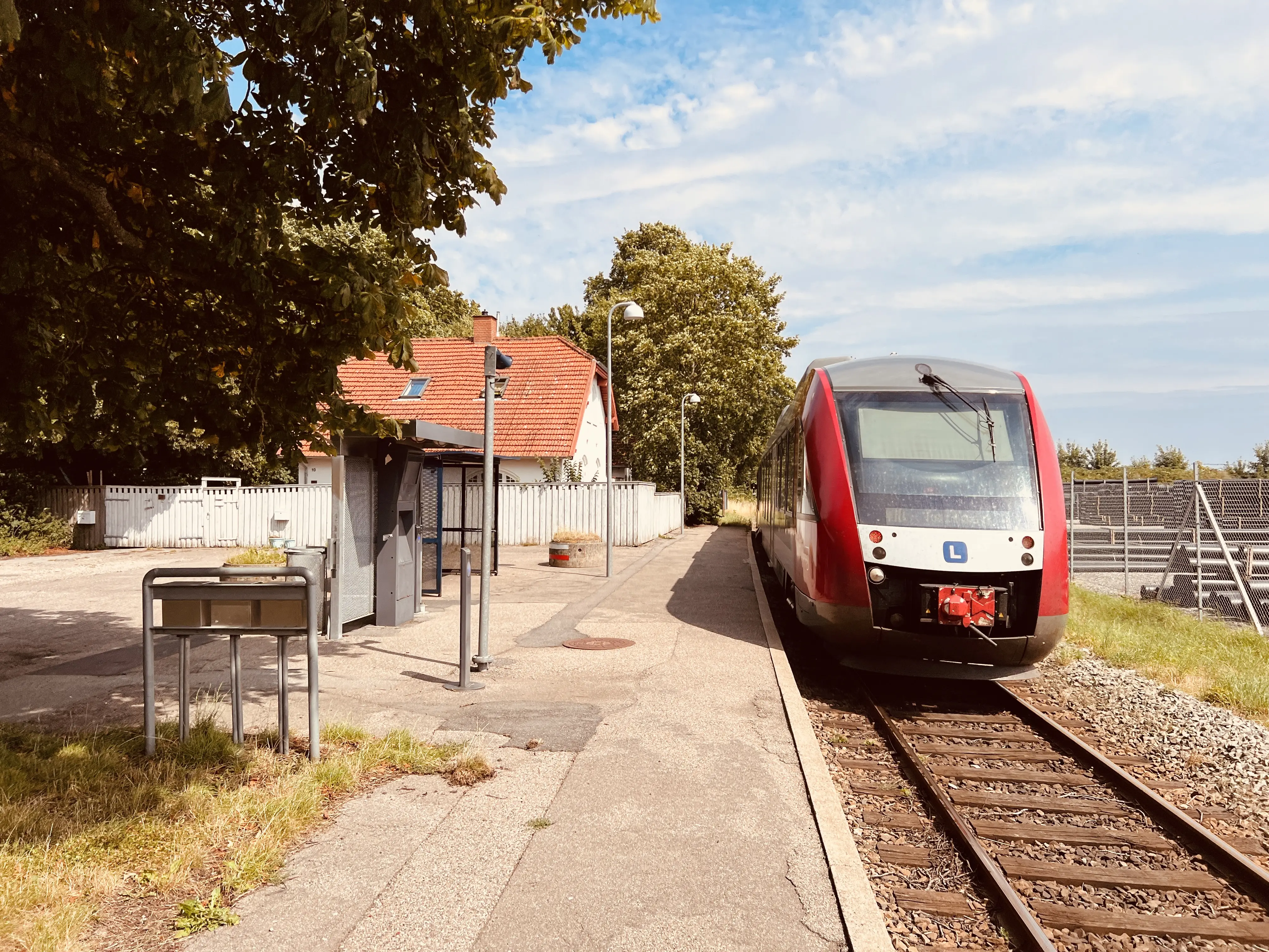 Billede af tog ud for Nyrup Station.