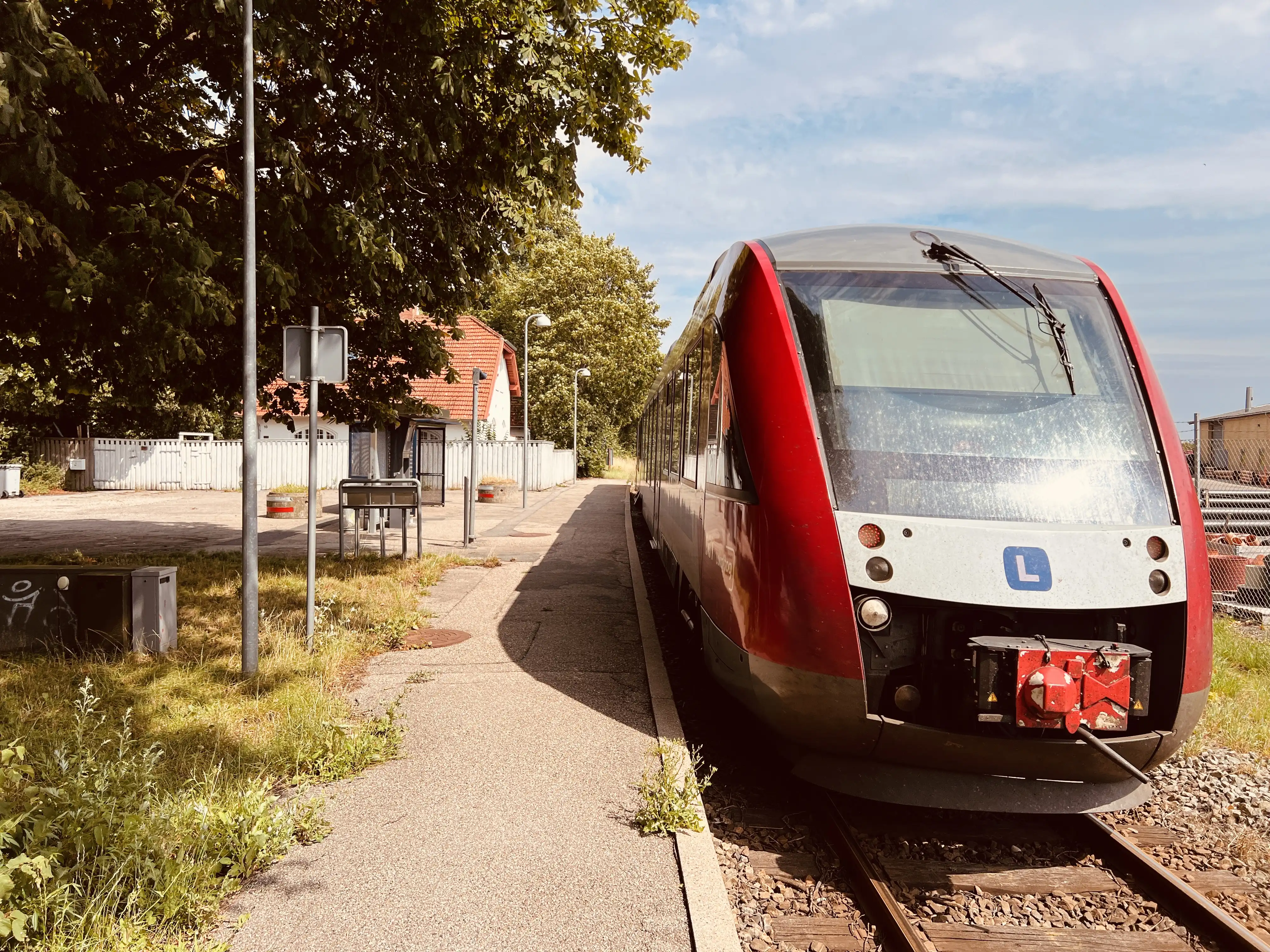 Billede af tog ud for Nyrup Station.