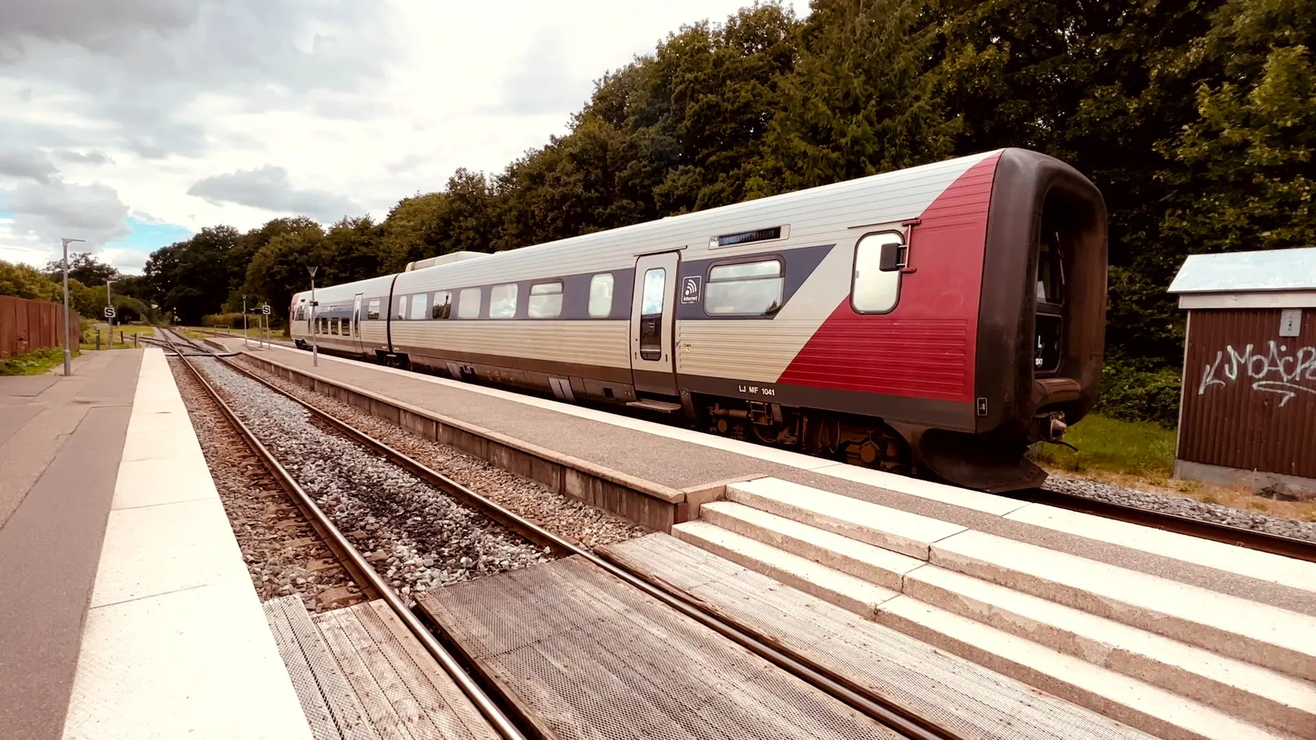 Billede af LT MF 1041, tidligere GDS-HFHJ MF 1041 - fotograferet ud for Dianalund Station. Billede af LT MF 1041, tidligere GDS-HFHJ MF 1041 - fotograferet ud for Dianalund Station.