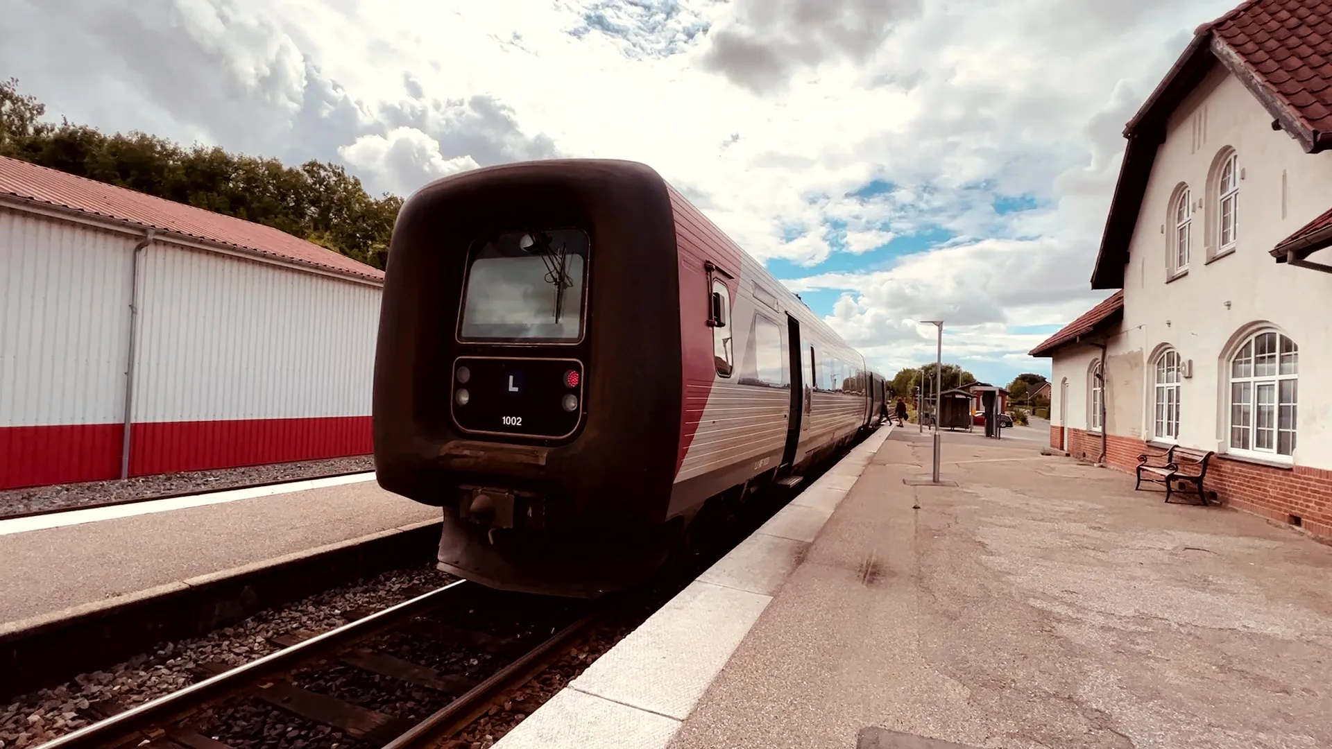 Billede af tog ud for Ruds Vedby Station.