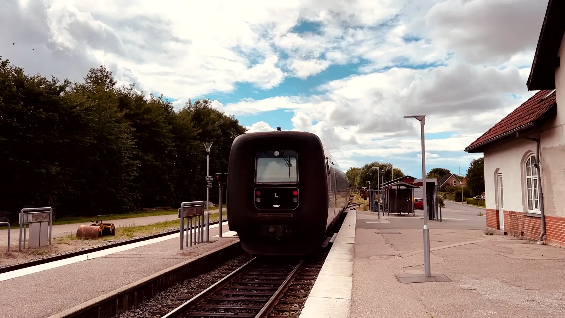 Billede af tog ud for Ruds Vedby Station.