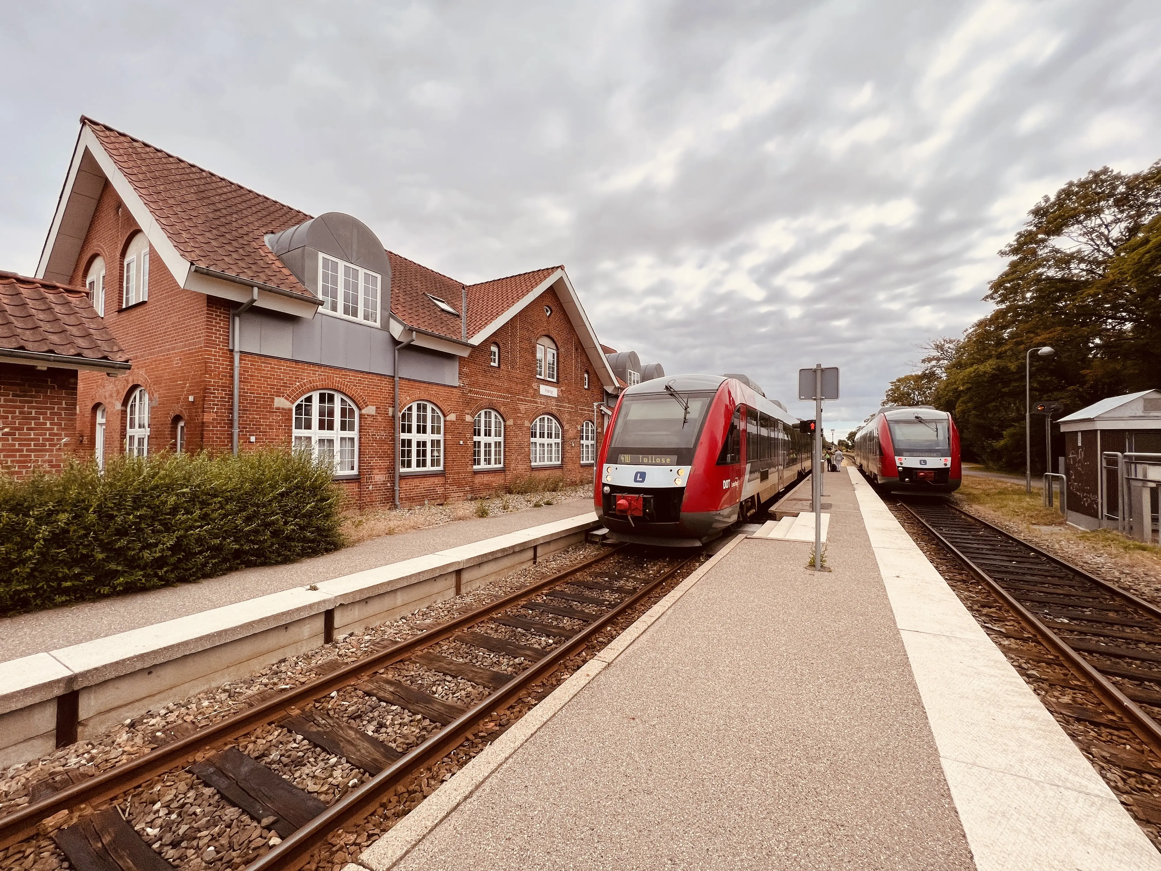 Billede af tog ud for Høng Station.