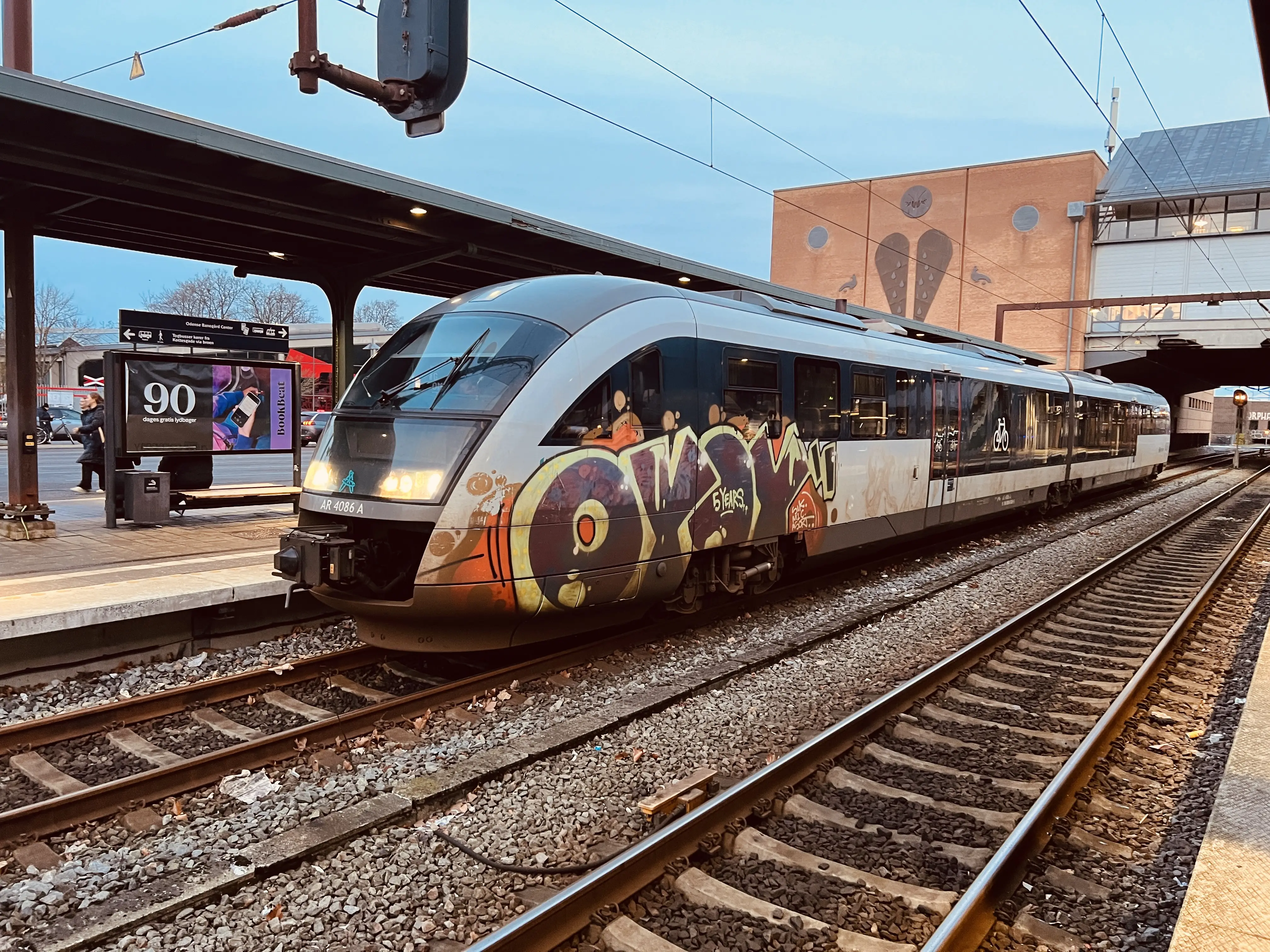 Billede af ARRIVA AR 4086, tidligere DSB MQ 4126-4926 fotograferet ud for Odense Banegård Center. Billede af ARRIVA AR 4086, tidligere DSB MQ 4126-4926 fotograferet ud for Odense Banegård Center.