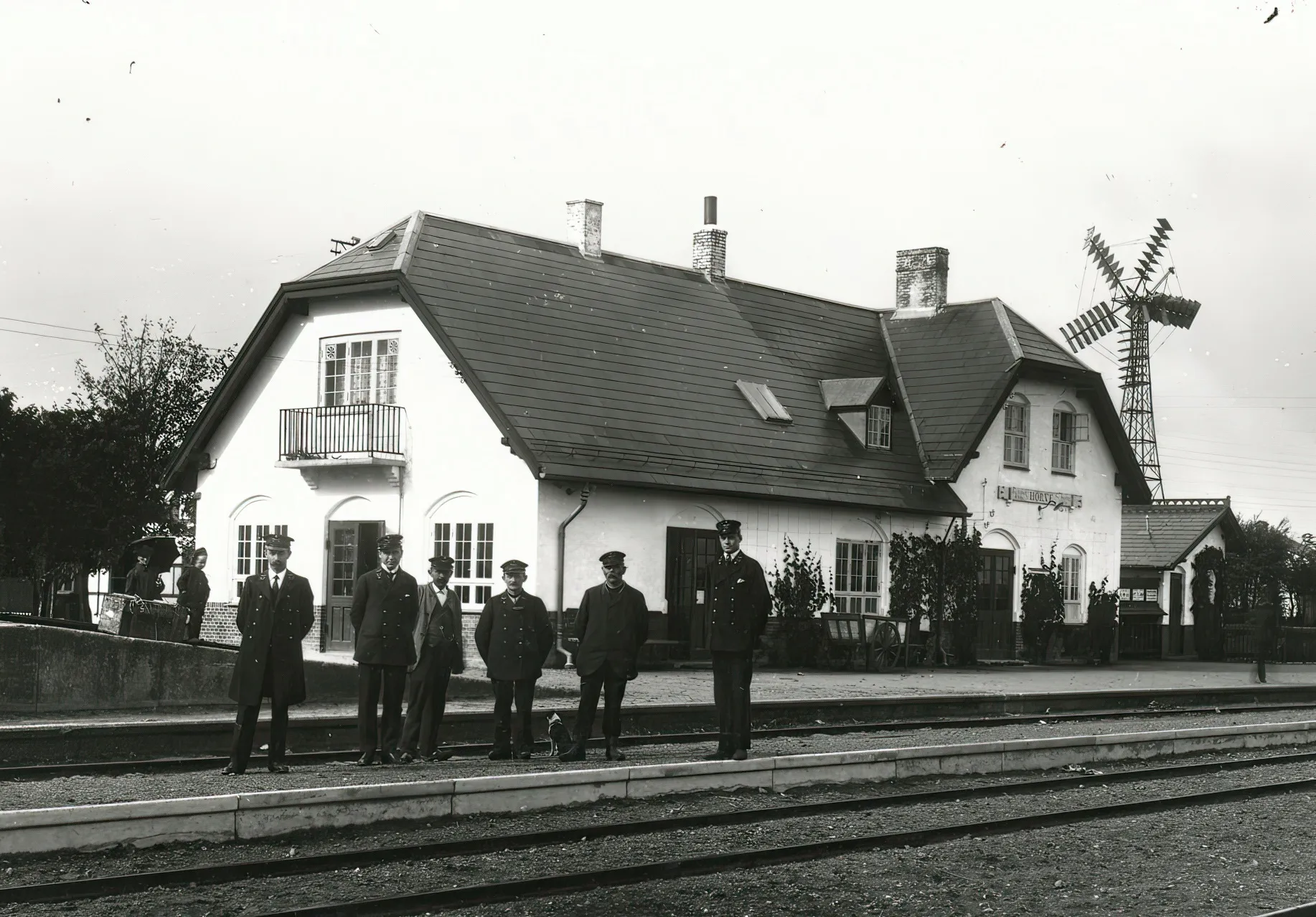 Billede af Hørve Station lige efter udbygningen af stationen i forbindelse med etableringen af Hørve-Værslev Jernbane i 1919. Billede af Hørve Station lige efter udbygningen af stationen i forbindelse med etableringen af Hørve-Værslev Jernbane i 1919.