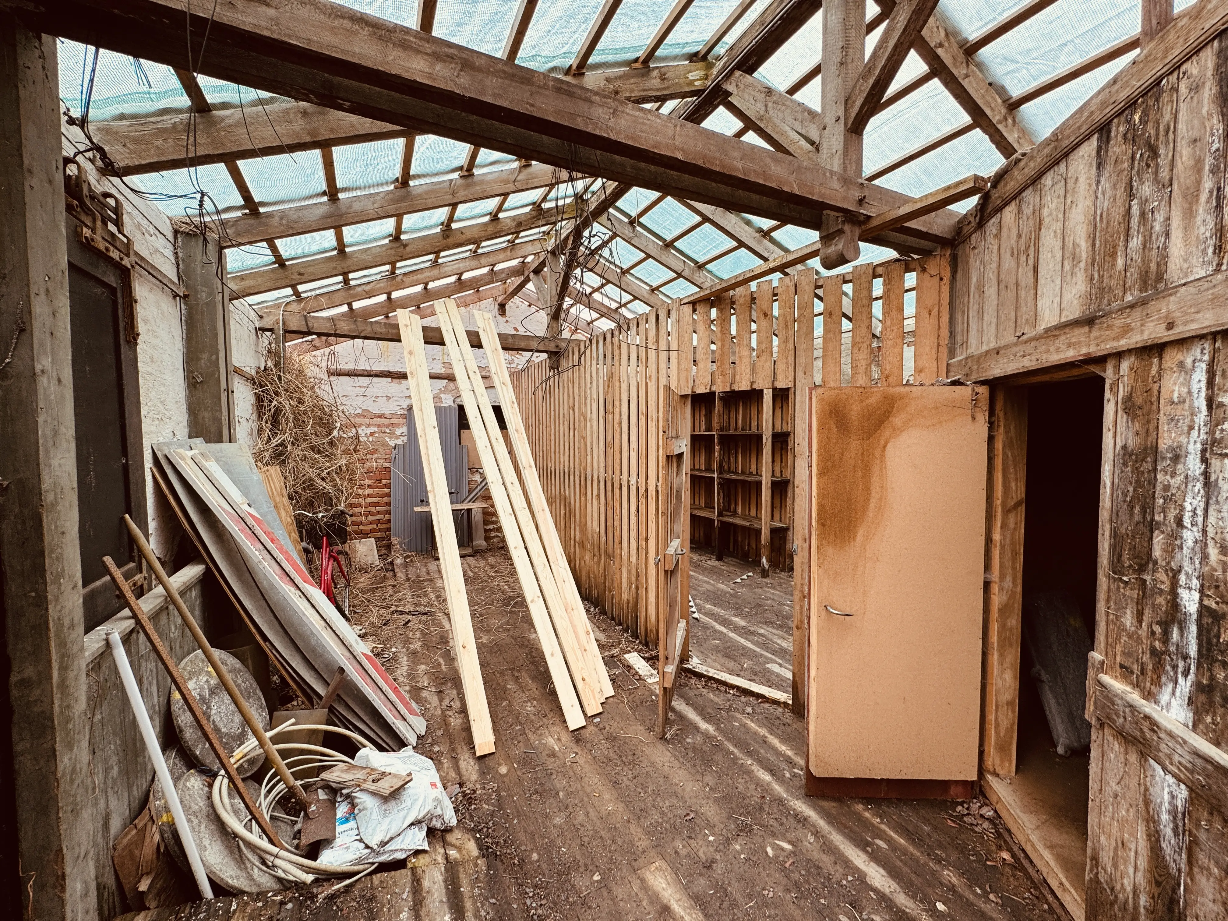 Billede af Vedde Stations varehus, som Lokaltog startede nedrivning af den 15. februar 2024. Nedrivningen er dog midlertidig stoppet af Sorø kommune frem til den 1. april 2024-