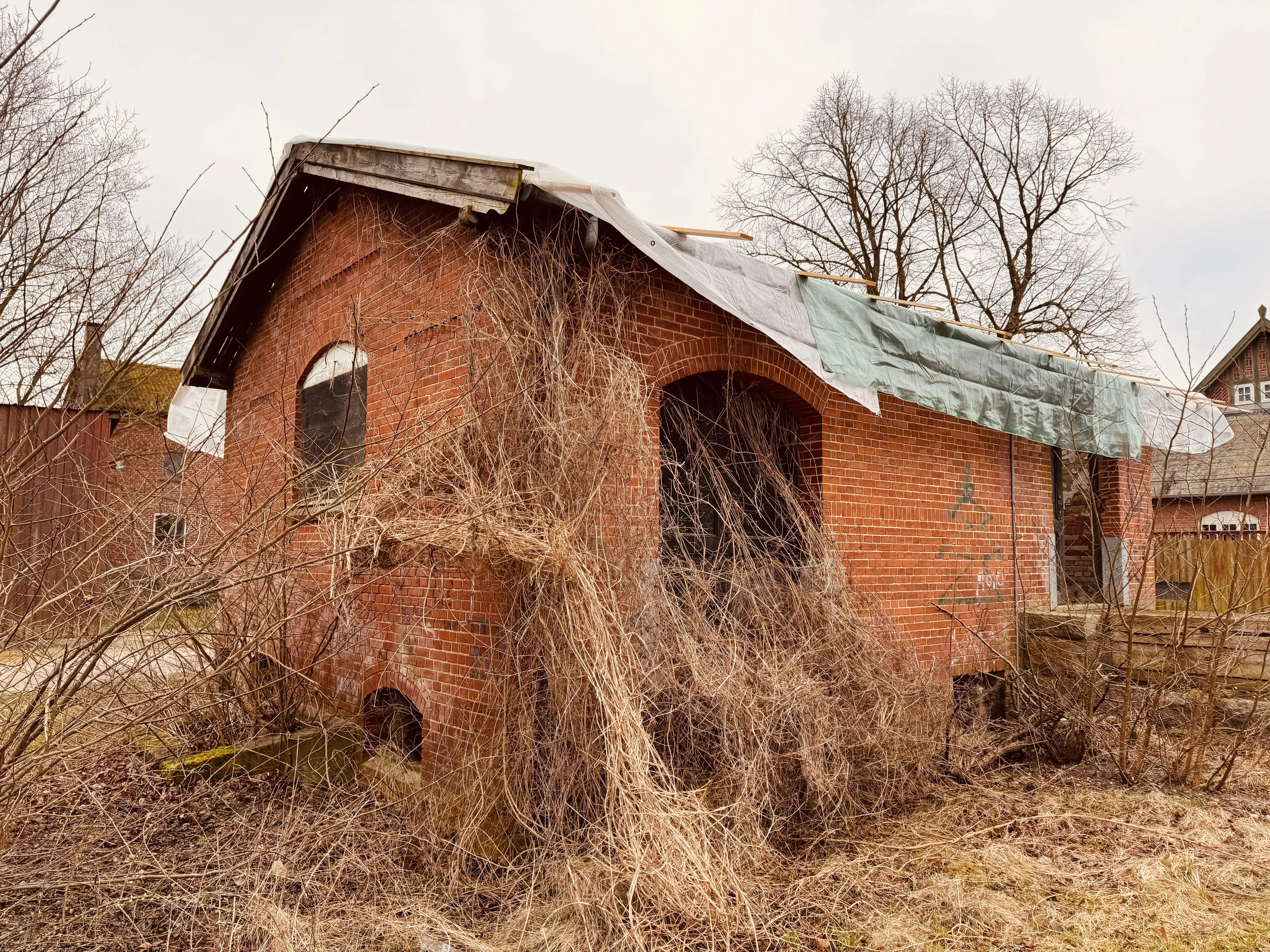 Billede af Vedde Stations varehus, som Lokaltog startede nedrivning af den 15. februar 2024. Nedrivningen er dog midlertidig stoppet af Sorø kommune frem til den 1. april 2024-
