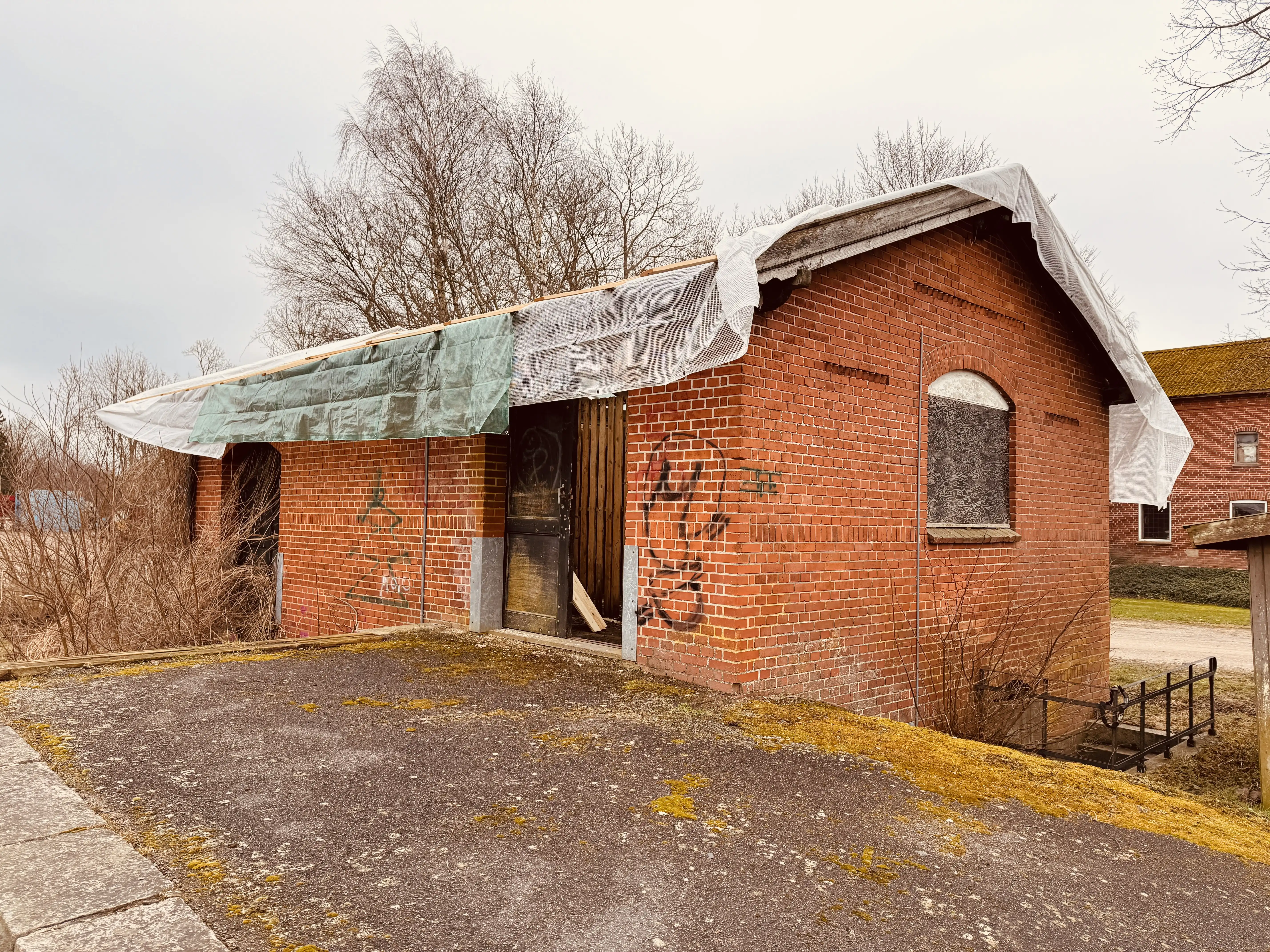 Billede af Vedde Stations varehus, som Lokaltog startede nedrivning af den 15. februar 2024. Nedrivningen er dog midlertidig stoppet af Sorø kommune frem til den 1. april 2024-