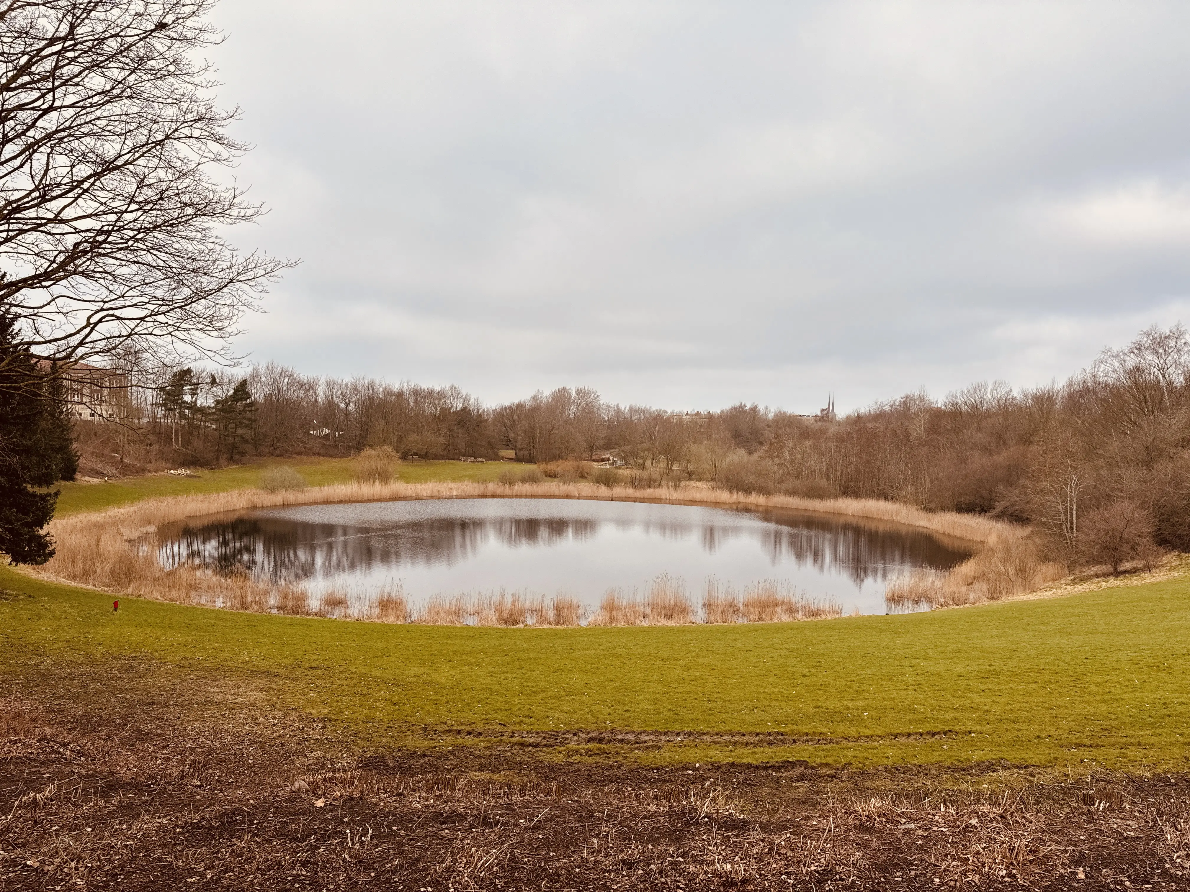 Billede af Roskilde Ring Trinbræt - Trinbræt er nedrevet og eneste tydelige præg af at der har været aktivitet her er den oprindelige Pirelli sløjfe, som i dag er blevet til en sø. Billede af Roskilde Ring Trinbræt - Trinbræt er nedrevet og eneste tydelige præg af at der har været aktivitet her er den oprindelige Pirelli sløjfe, som i dag er blevet til en sø.