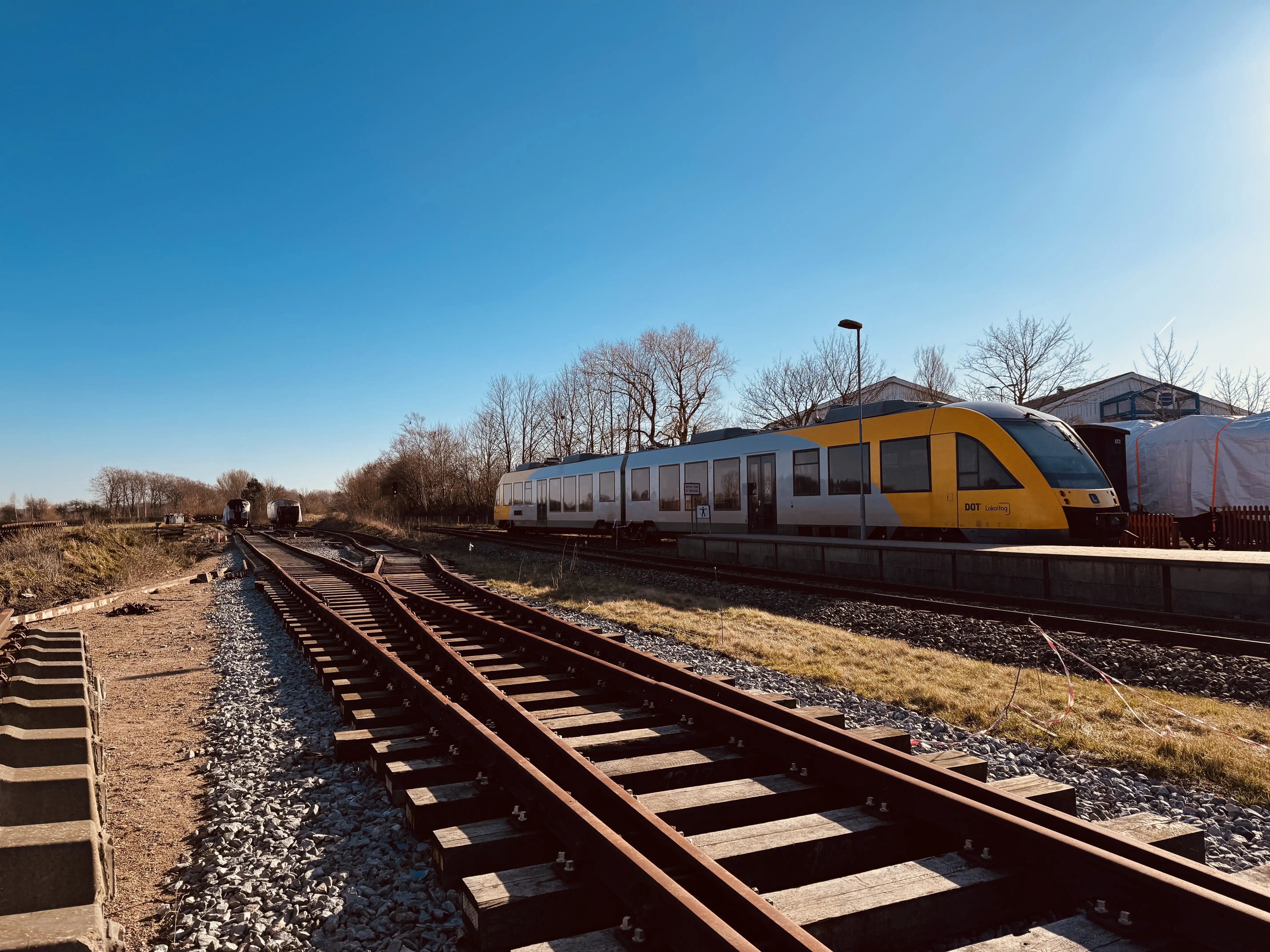 Billede af LT 122-222, tidligere LB 122-222 fotograferet ud for Græsted Station. Billede af LT 122-222, tidligere LB 122-222 fotograferet ud for Græsted Station.