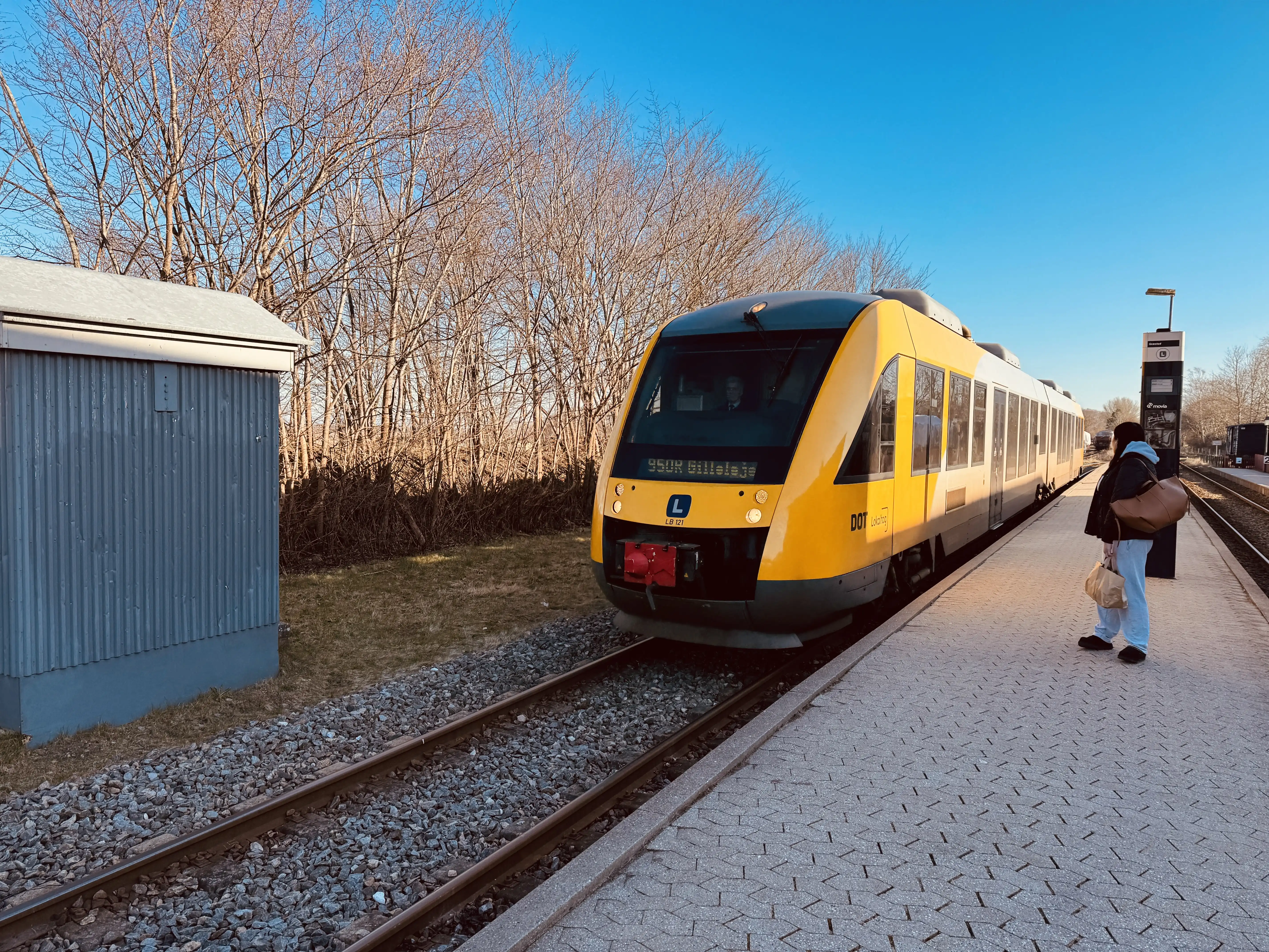 Billede af LT 121-221, tidligere LB 121-221 fotograferet ud for Græsted Station. Billede af LT 121-221, tidligere LB 121-221 fotograferet ud for Græsted Station.