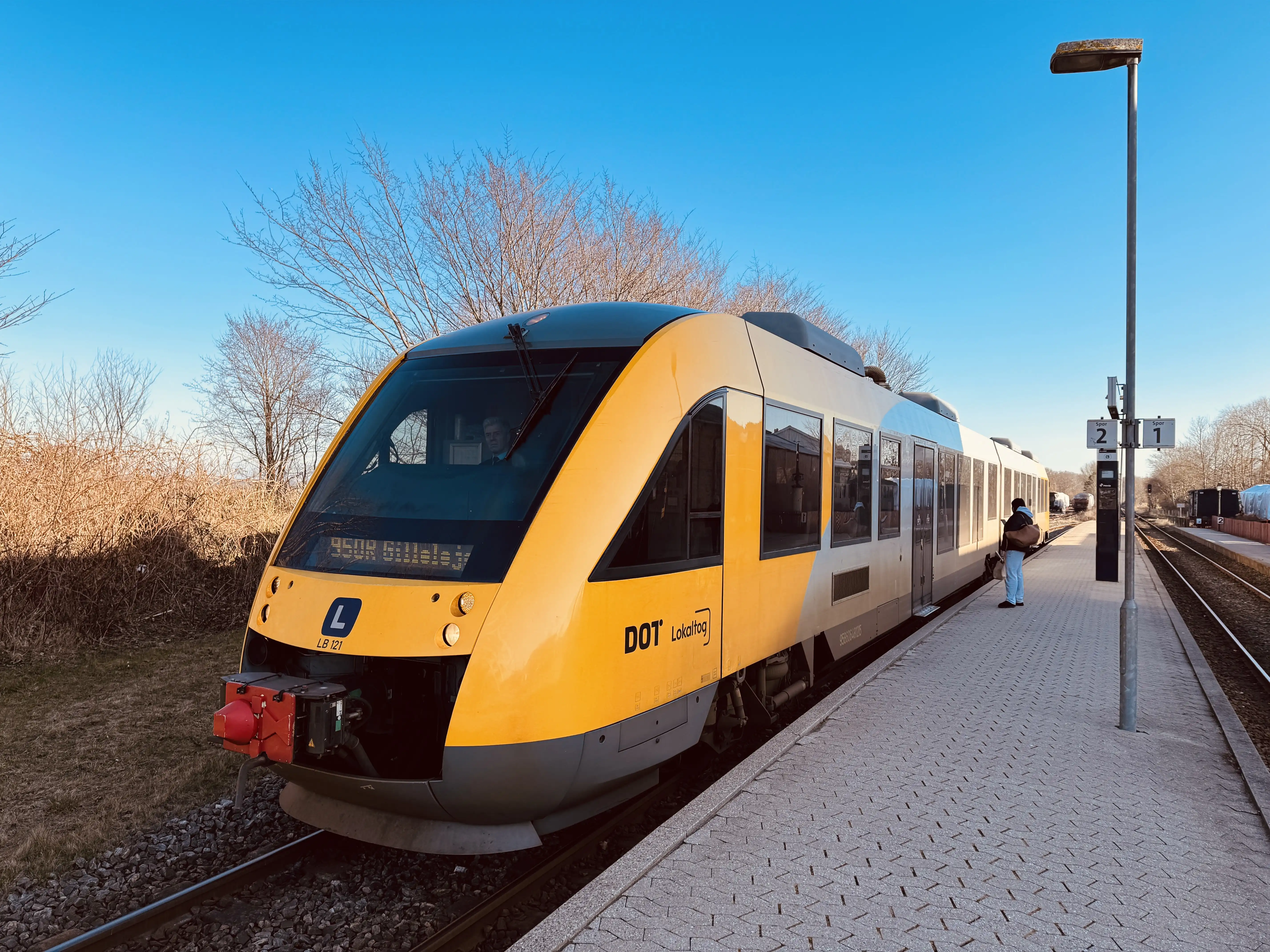 Billede af LT 121-221, tidligere LB 121-221 fotograferet ud for Græsted Station. Billede af LT 121-221, tidligere LB 121-221 fotograferet ud for Græsted Station.